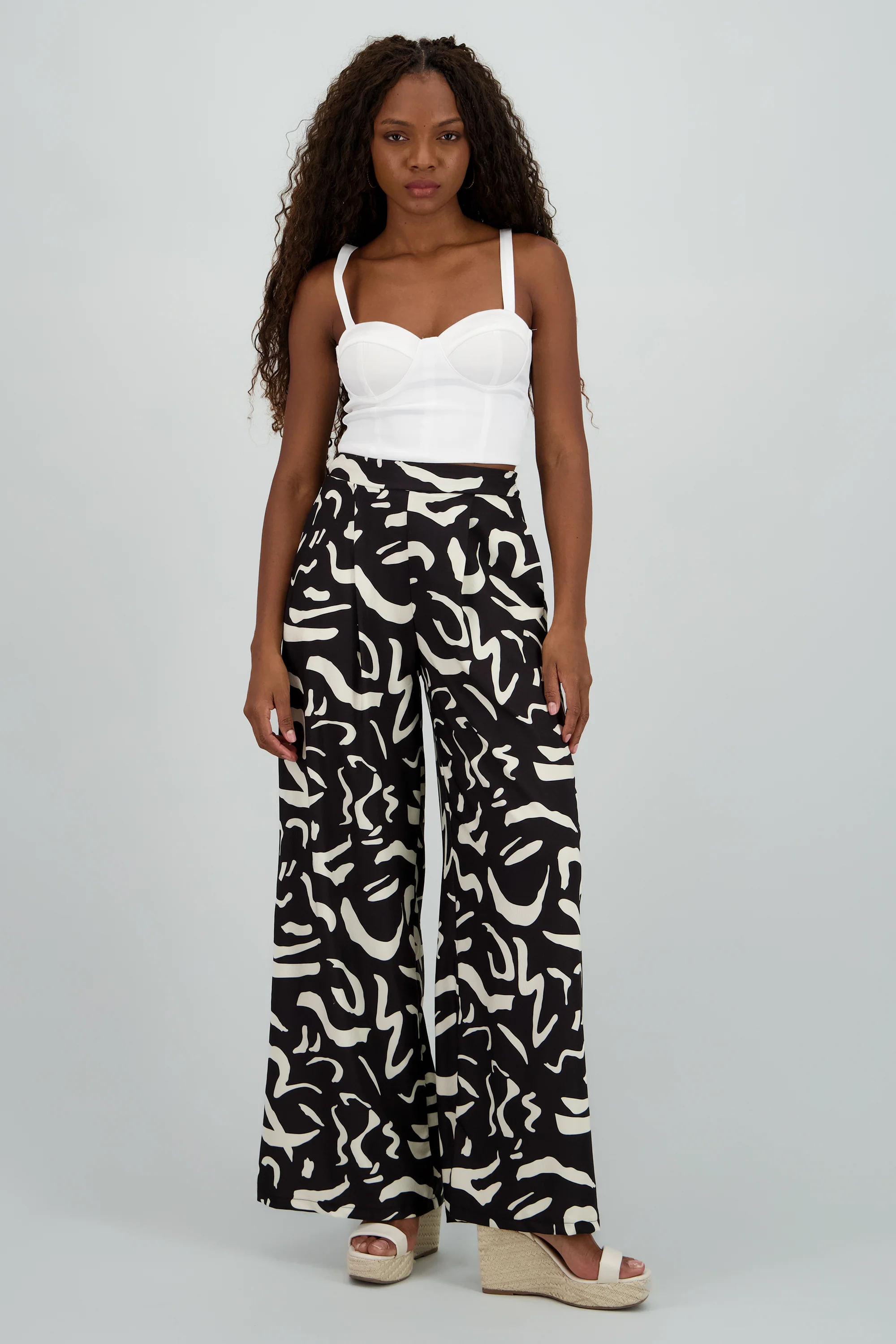 Pantalon amplio detalle pinzas estampado
