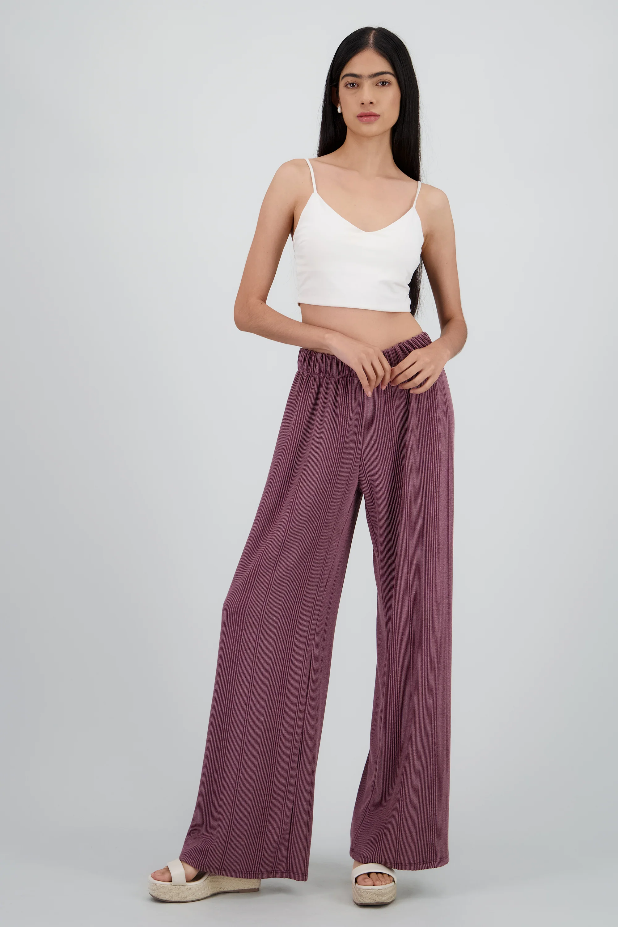 Pantalon amplio detalle textura