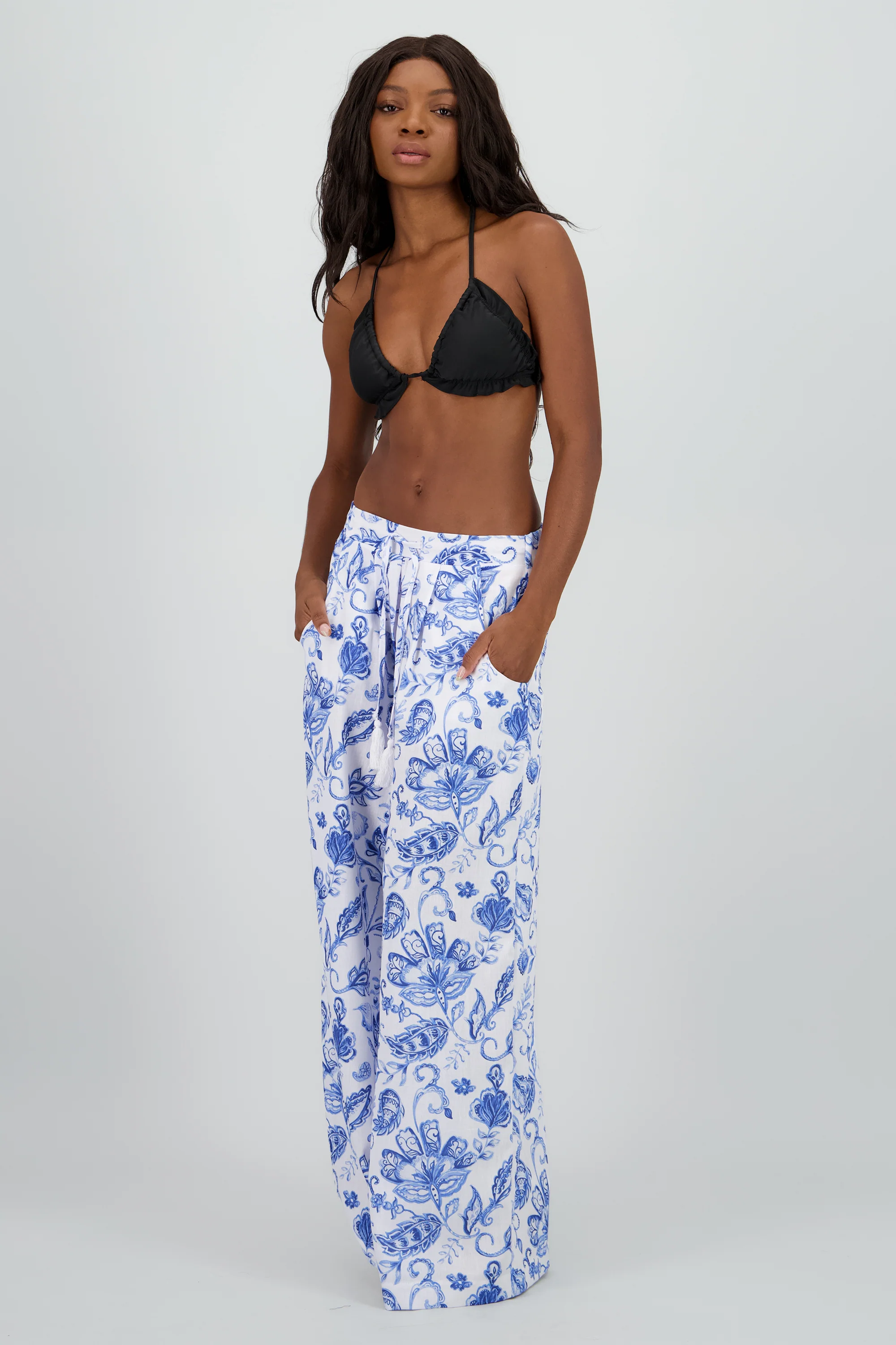 Pantalon amplio estampado jaretas detalle