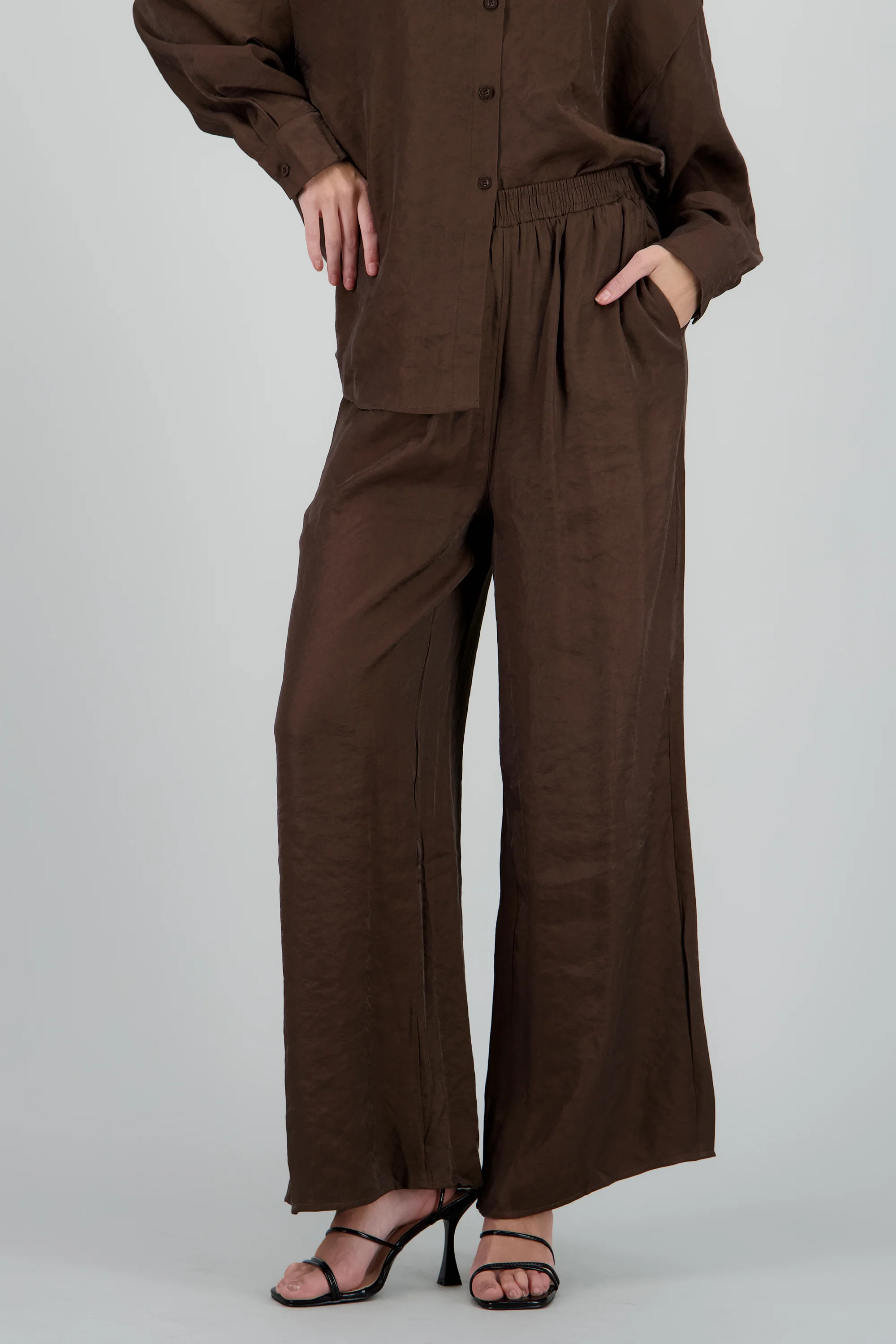 Pantalon amplio fluido detalle satinado - Image 2
