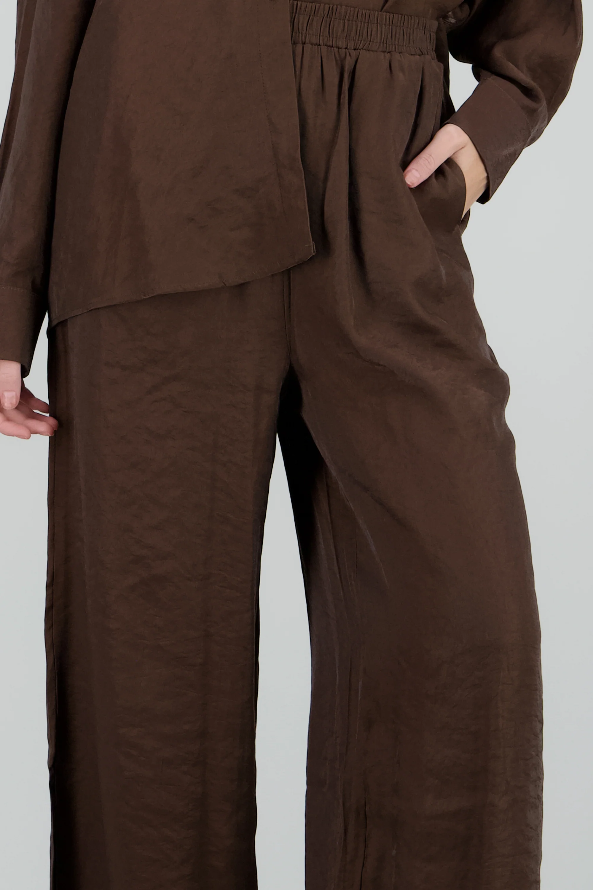Pantalon amplio fluido detalle satinado - Image 5