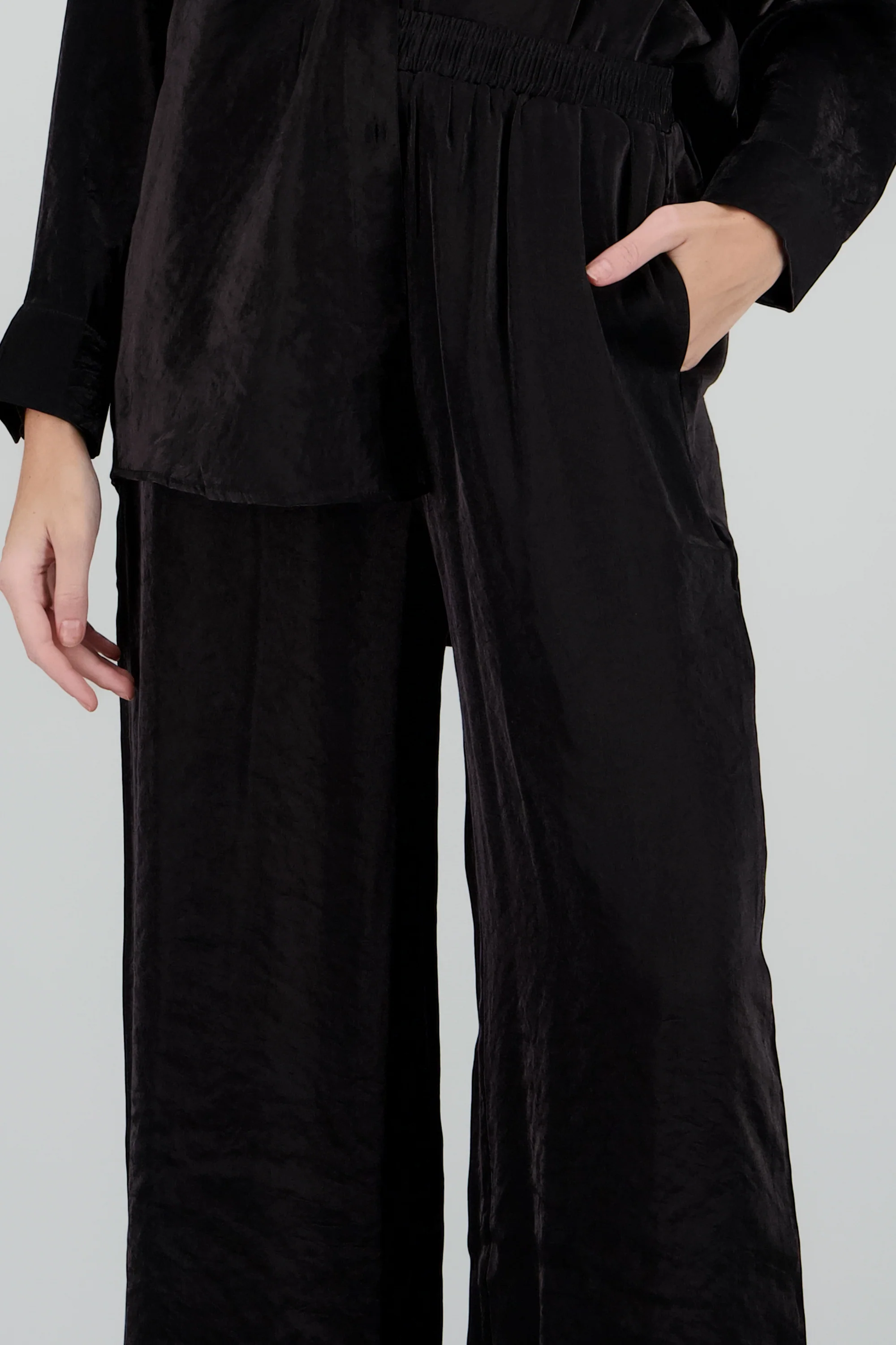 Pantalon amplio fluido detalle satinado - Image 5