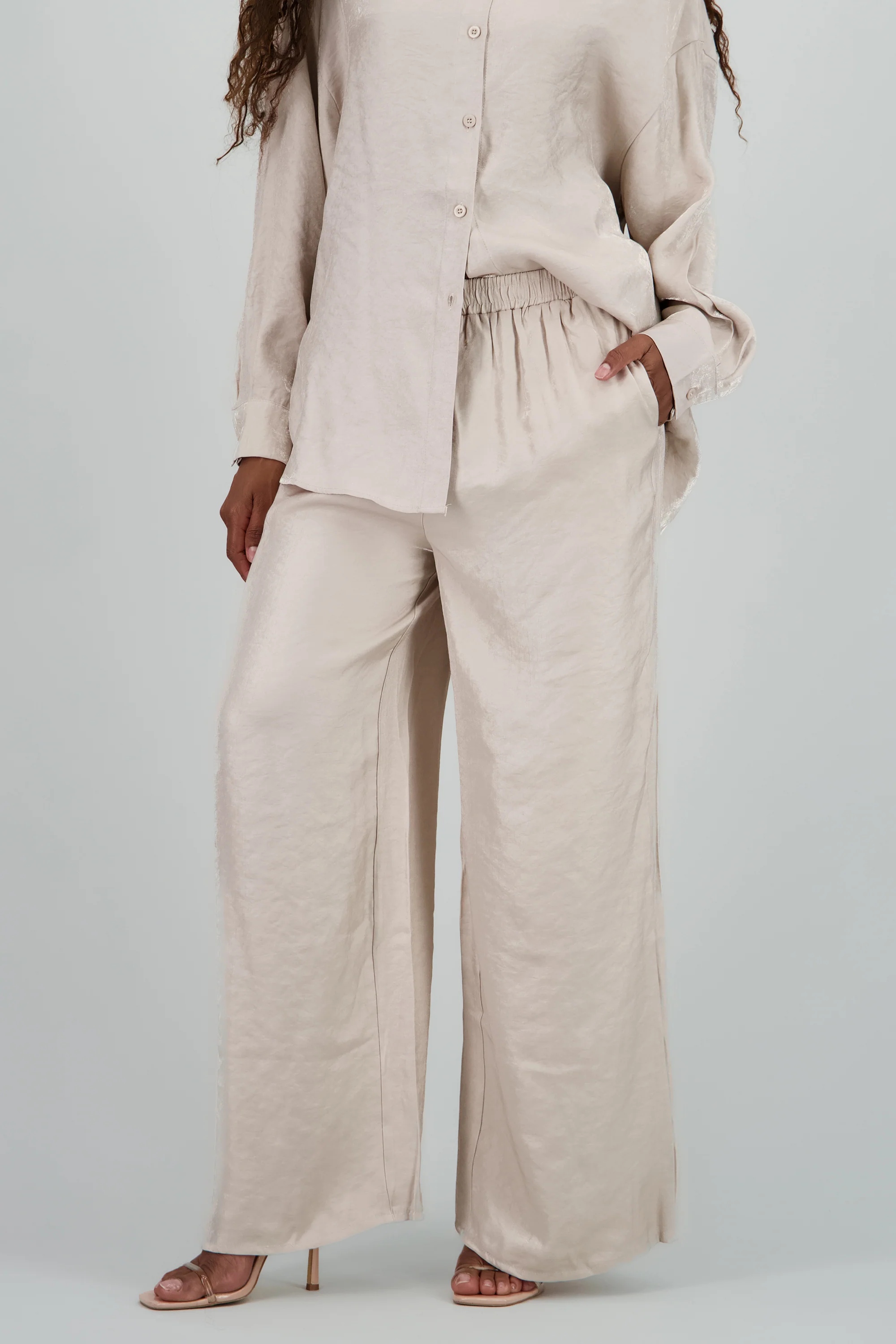 Pantalon amplio fluido detalle satinado - Image 2