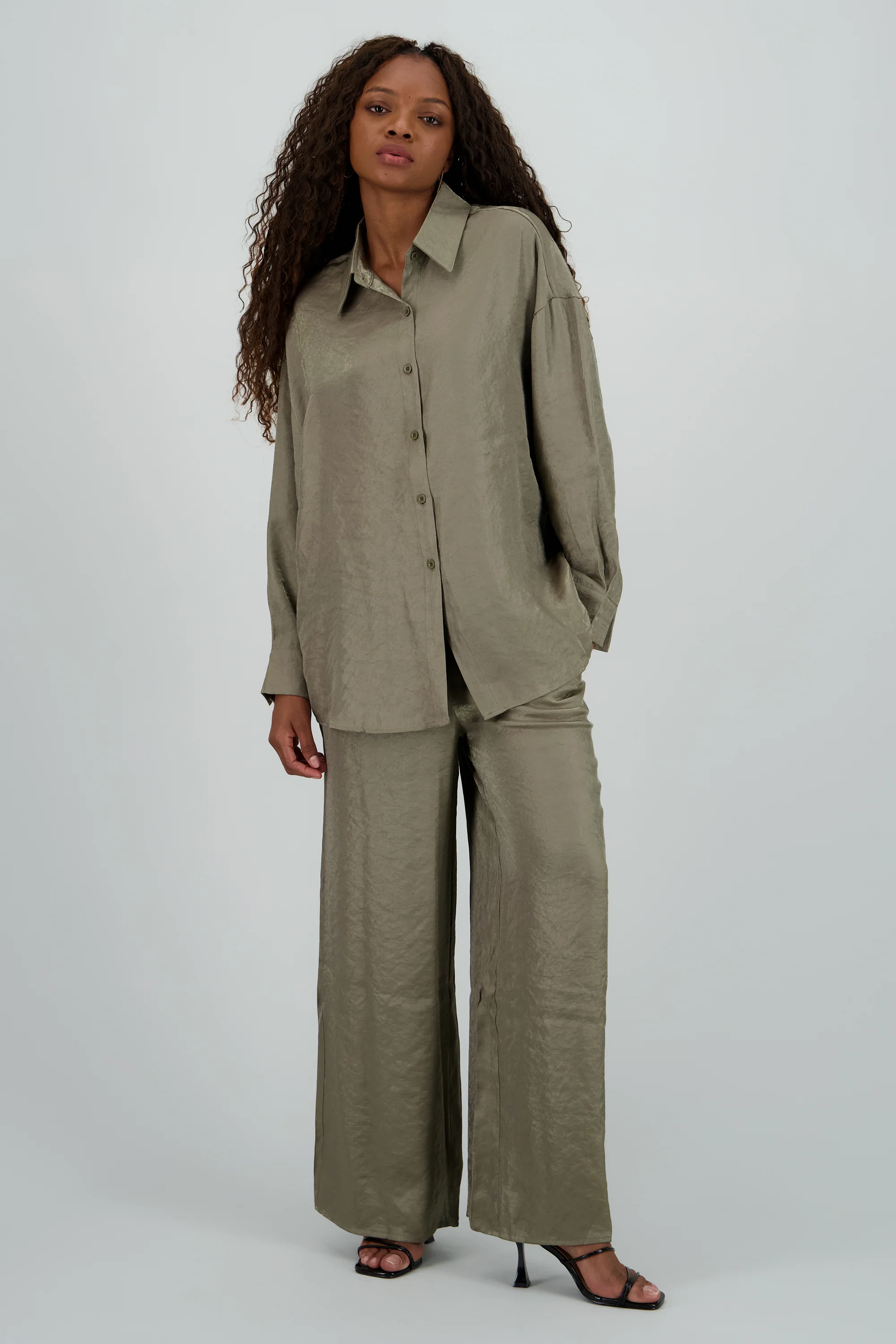 Pantalon amplio fluido detalle satinado