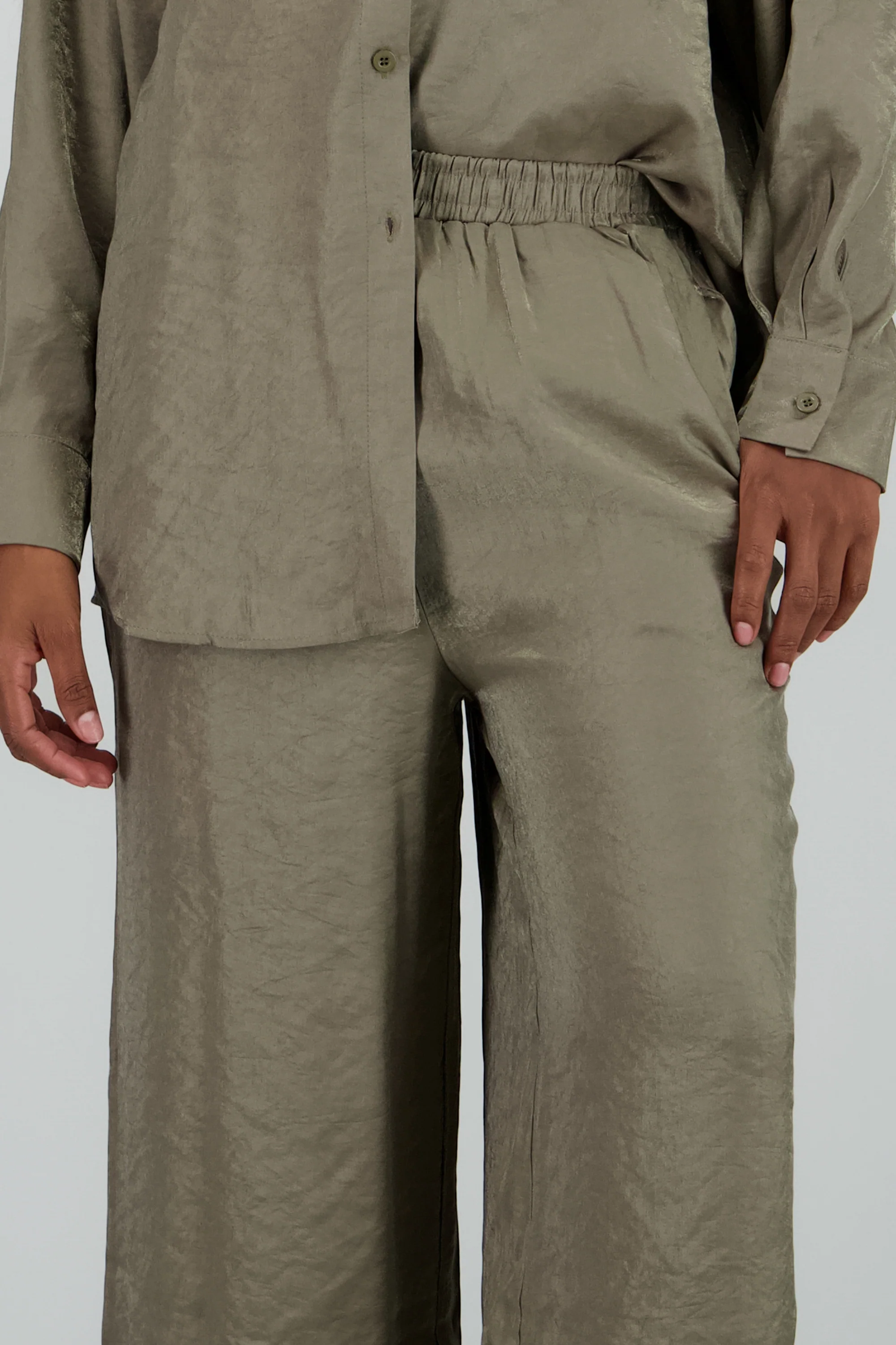 Pantalon amplio fluido detalle satinado - Image 5