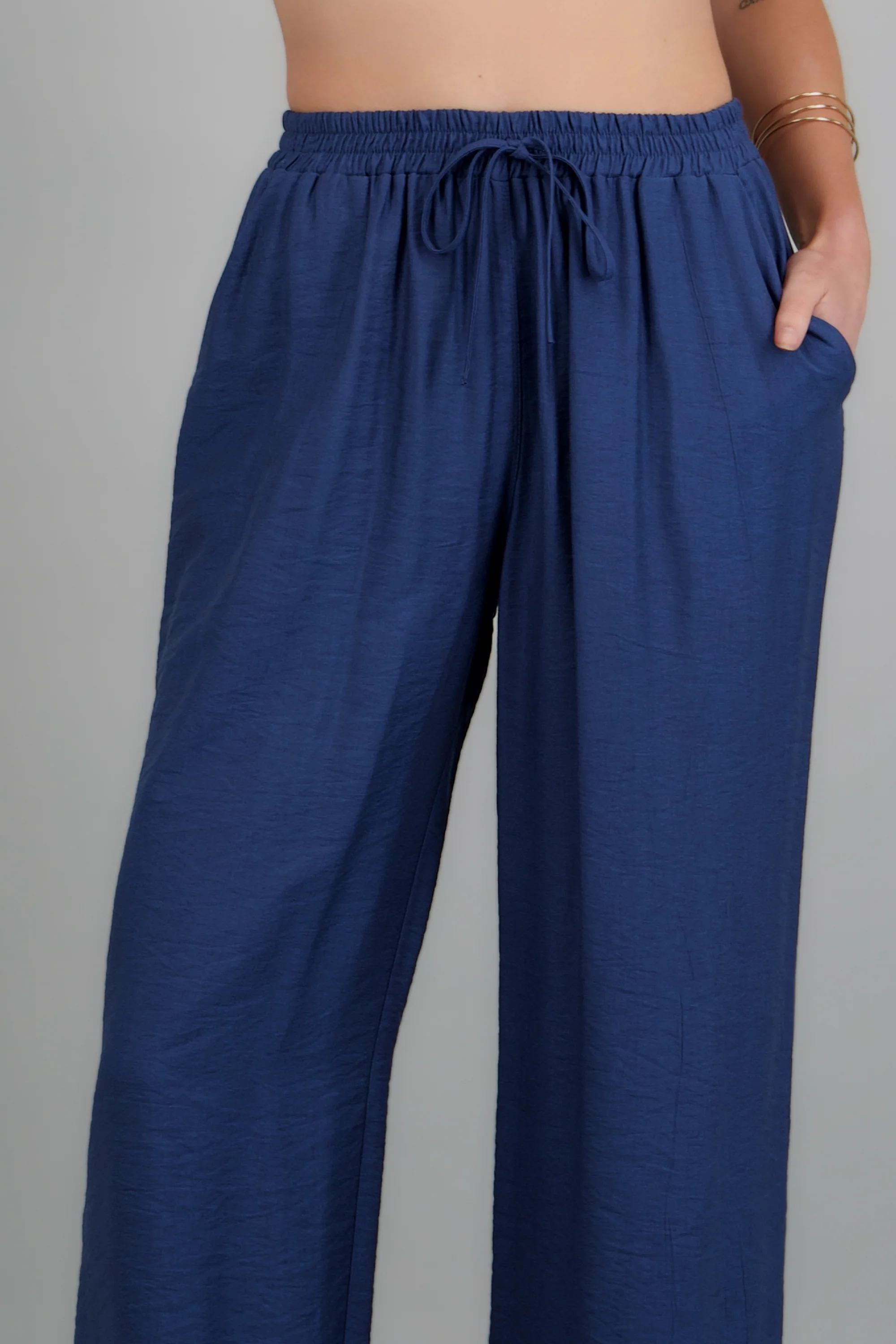 Pantalon amplio liso con resorte - Image 5