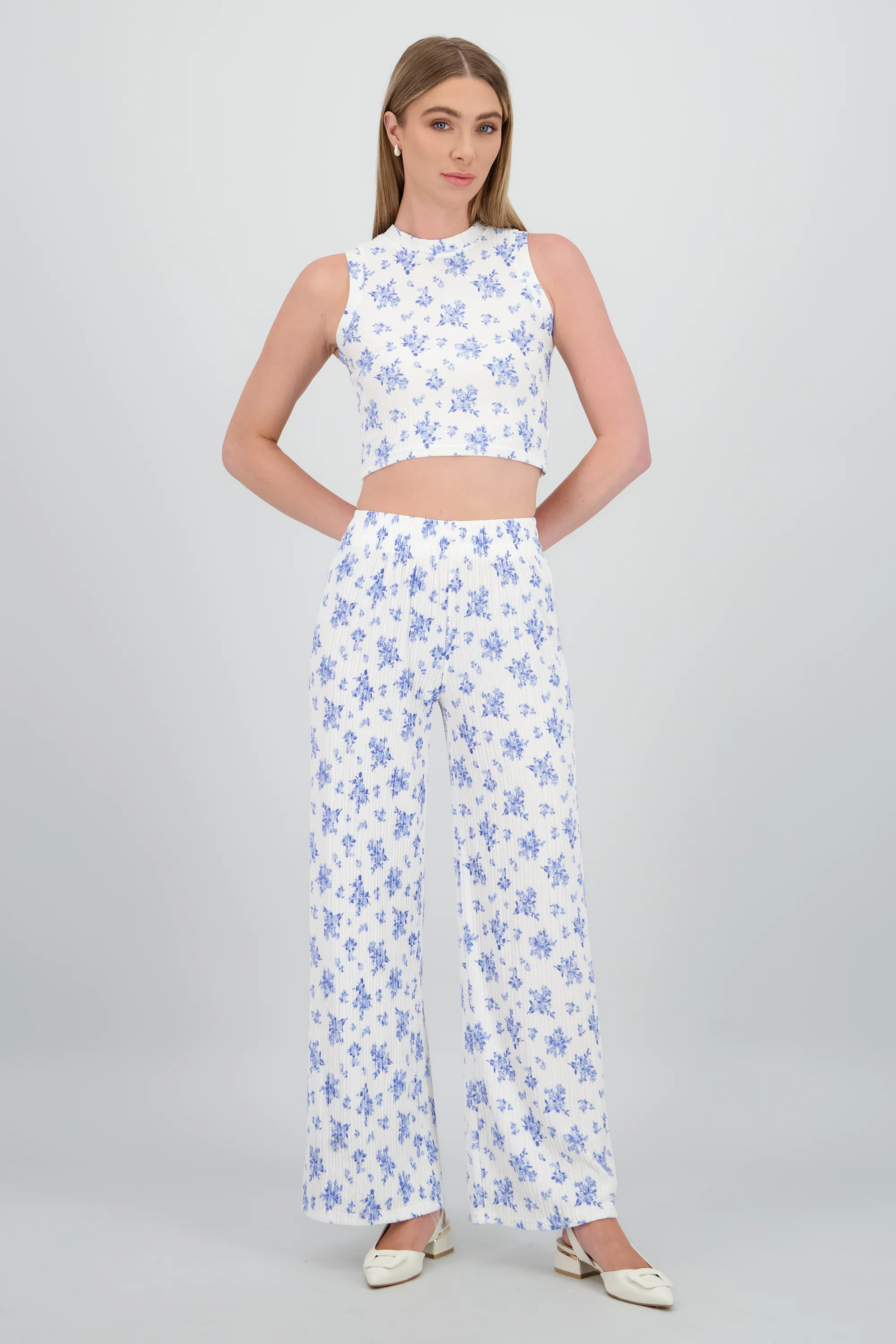 Pantalon amplio textura y flores