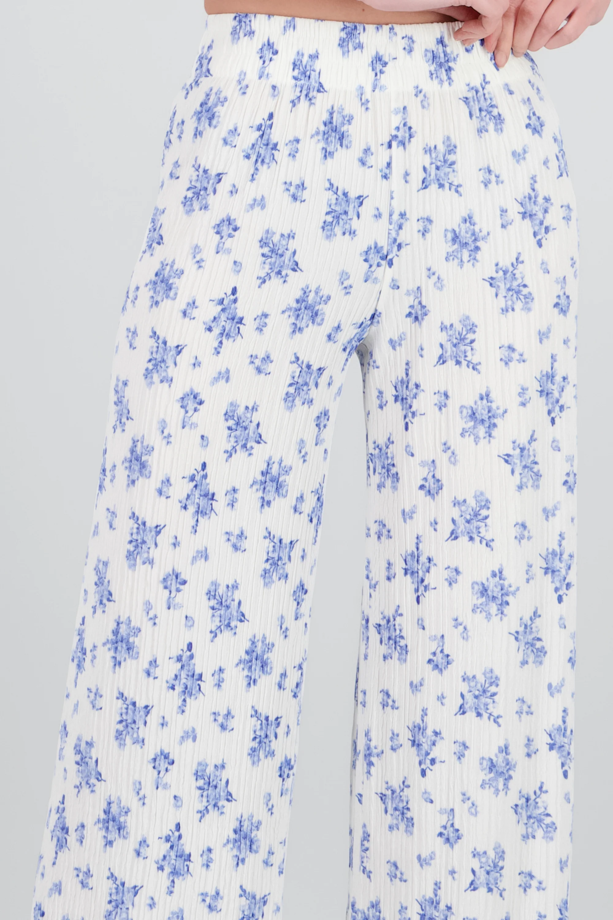Pantalon amplio textura y flores - Image 5