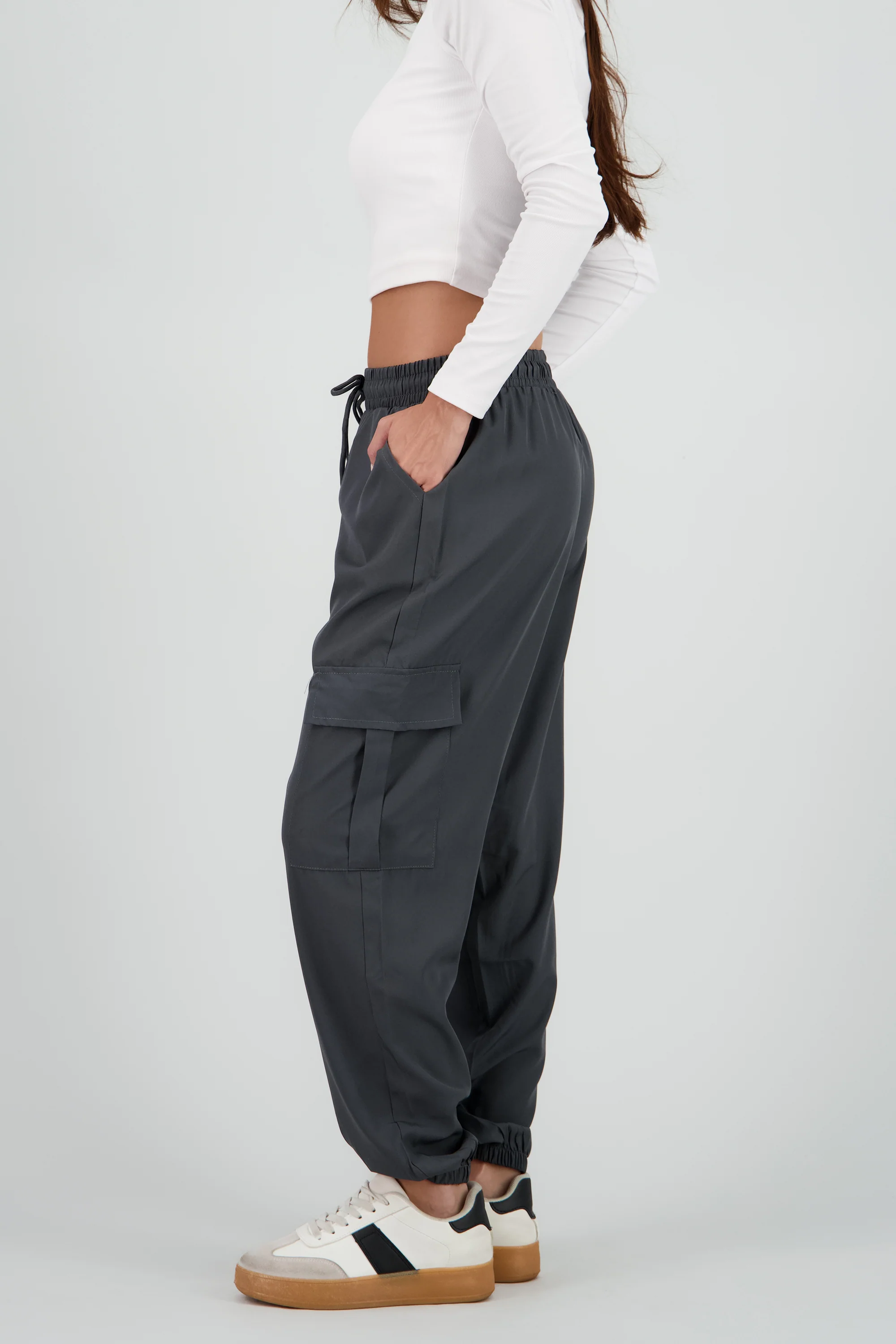 Pantalón Cargo Monocolor Bolsas - Image 2