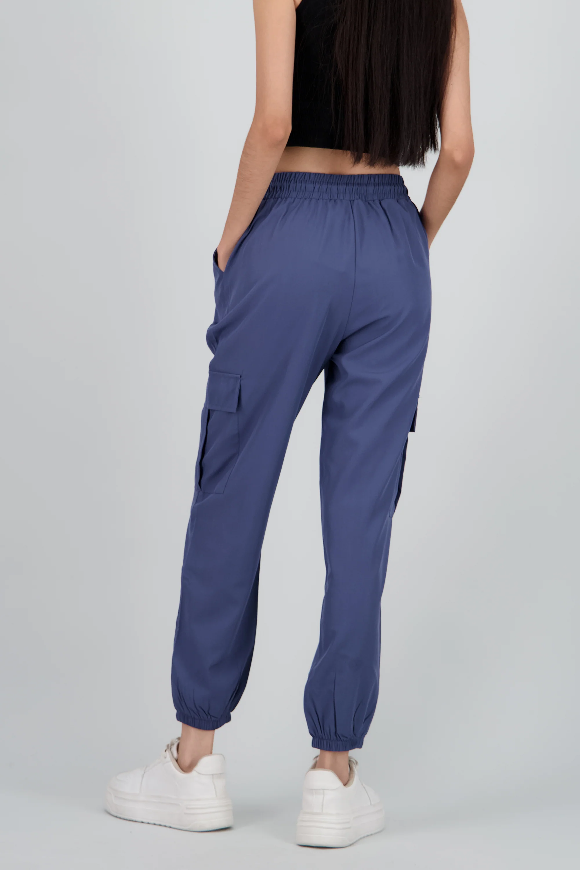 Pantalón Cargo Monocolor Bolsas - Image 4
