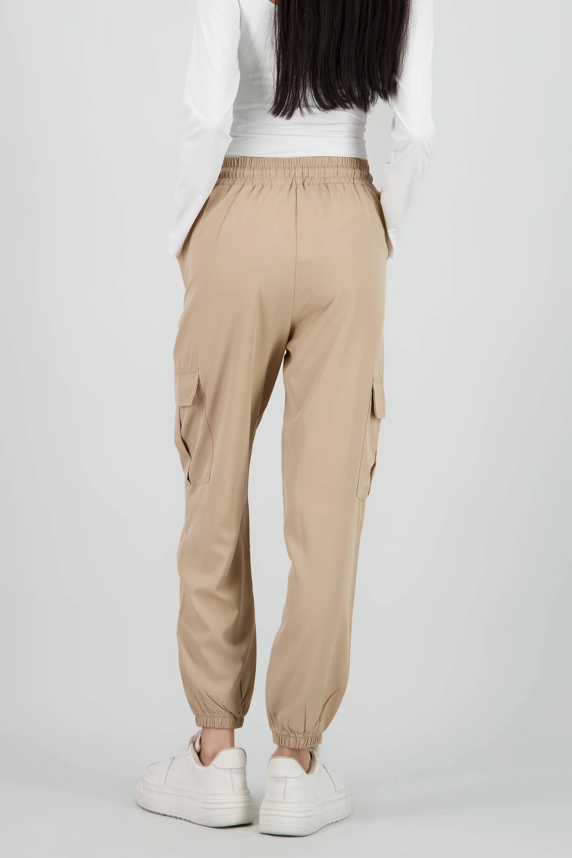 Pantalón Cargo Monocolor Bolsas - Image 4