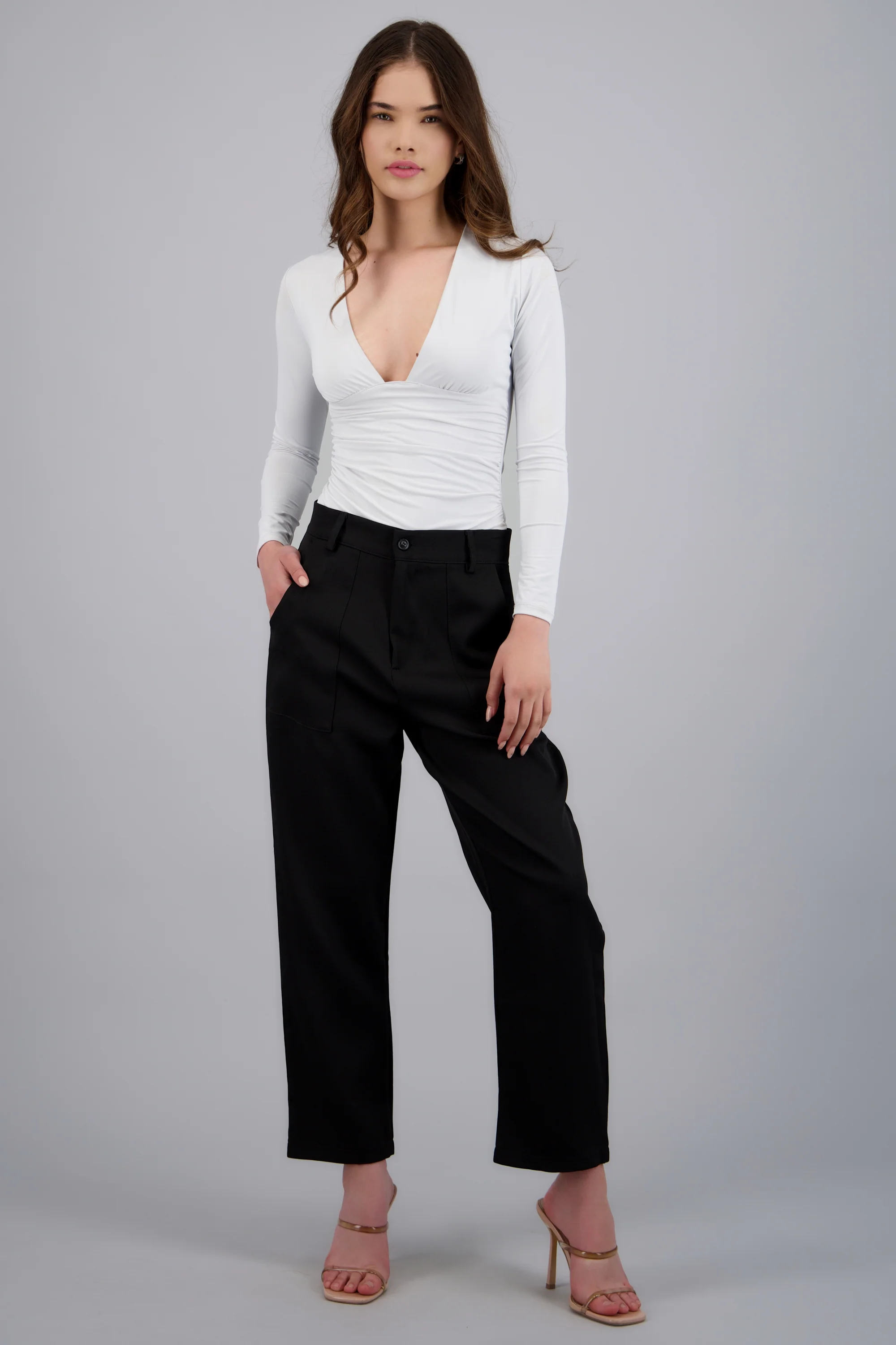 Pantalón con bolsas - Image 5