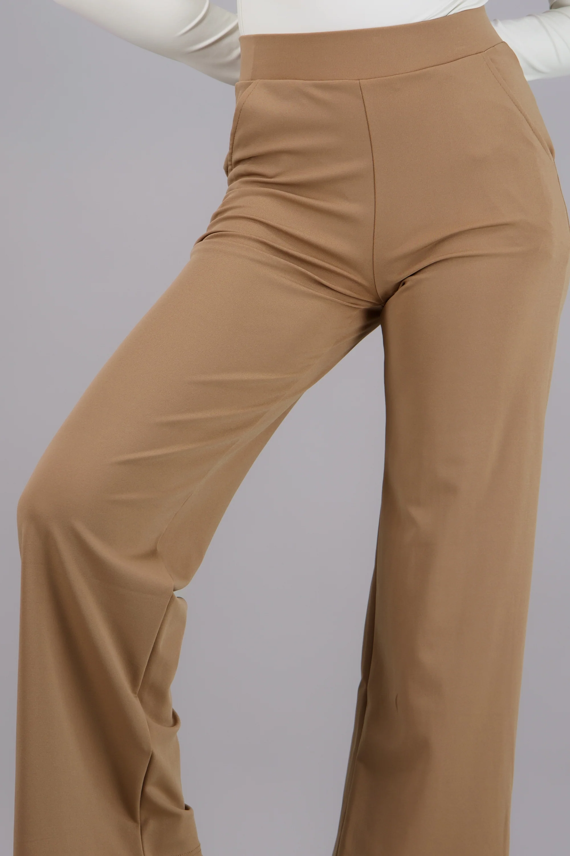 Pantalon liso con bolsas - Image 5
