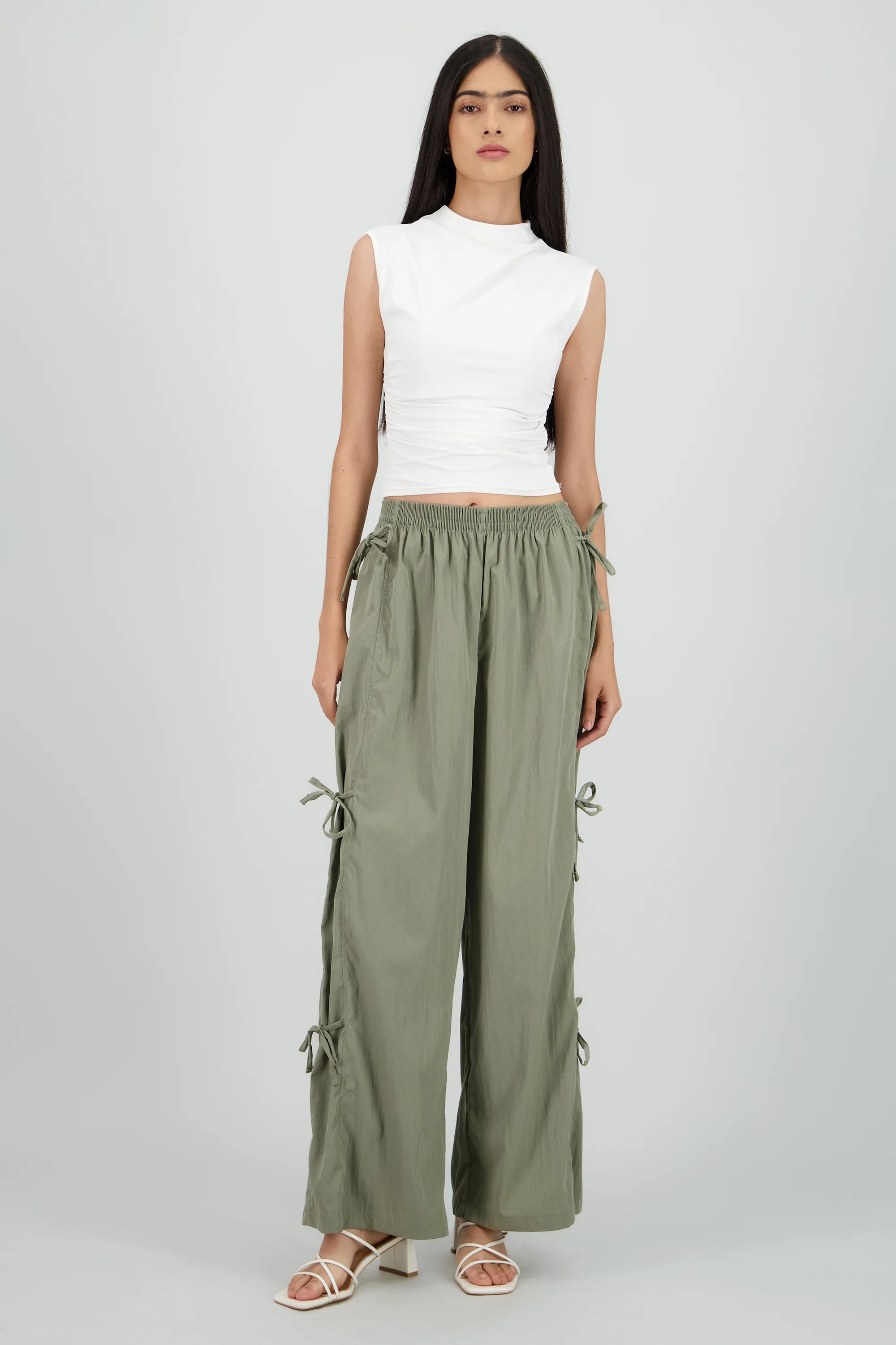 Pantalon liso detalle moños en costados