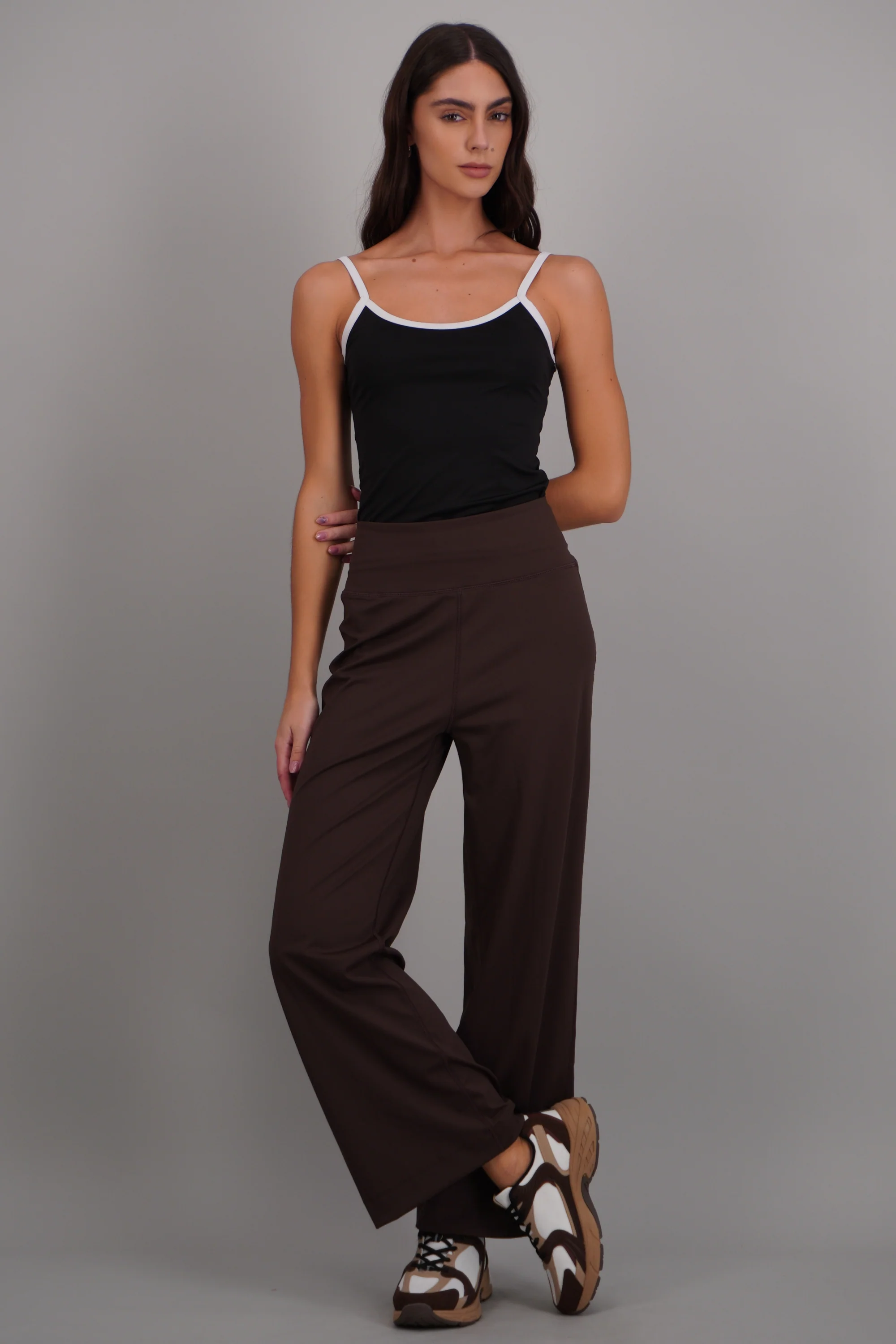 Pantalones deportivos pierna amplia - Image 2