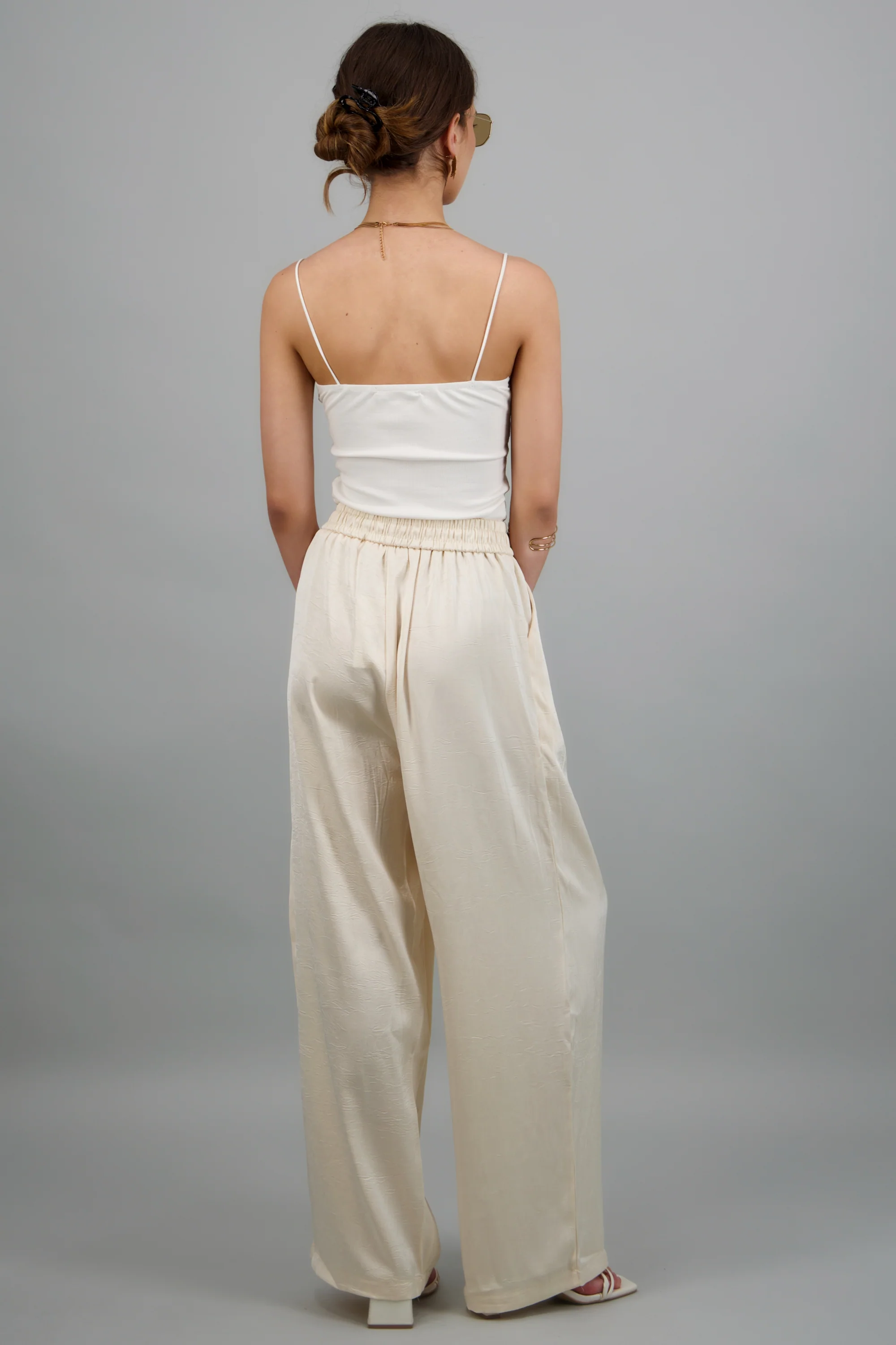 Pantalones ligeros en satin - Image 4