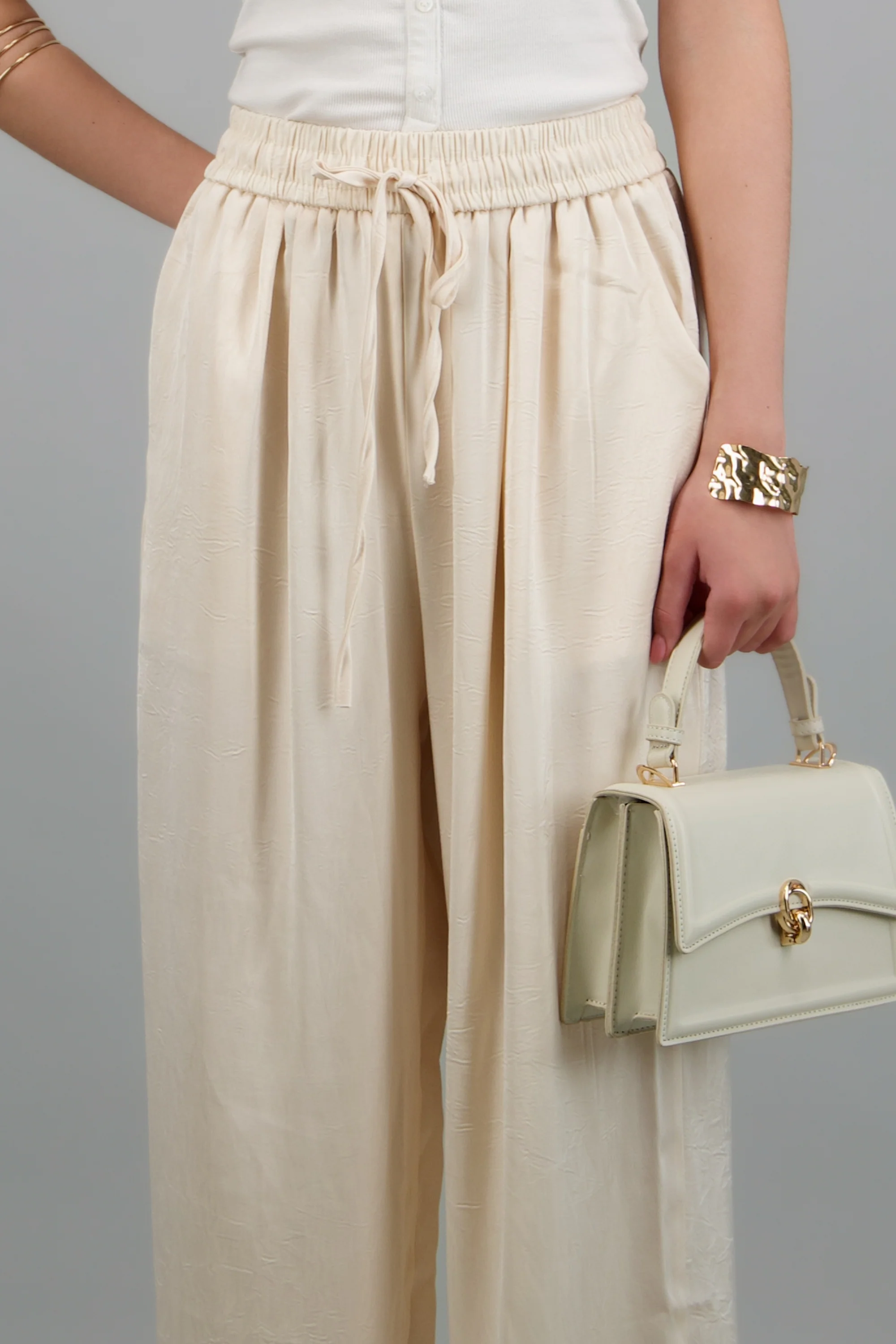 Pantalones ligeros en satin - Image 5