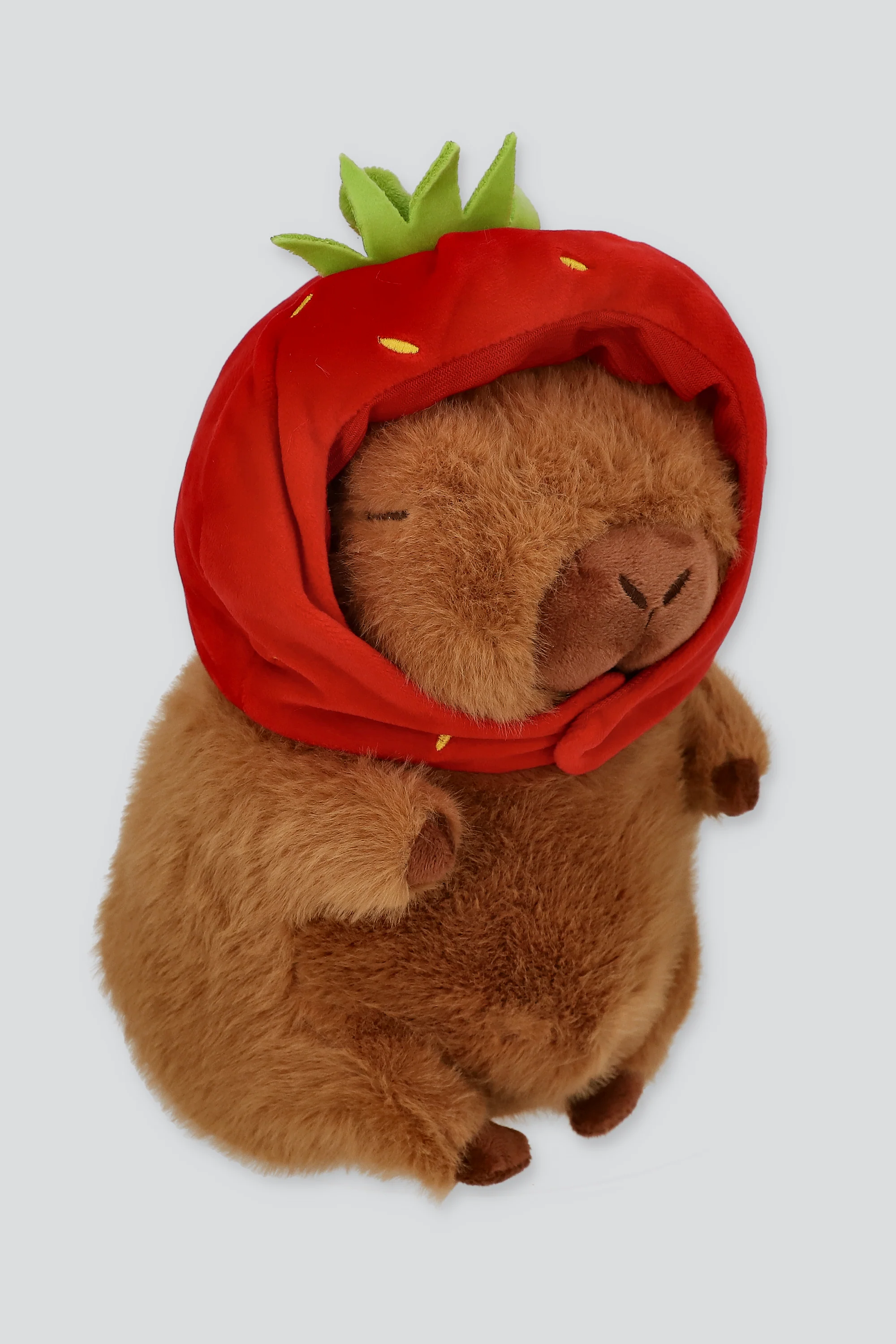 Peluche capibara gorro fresa - Image 3