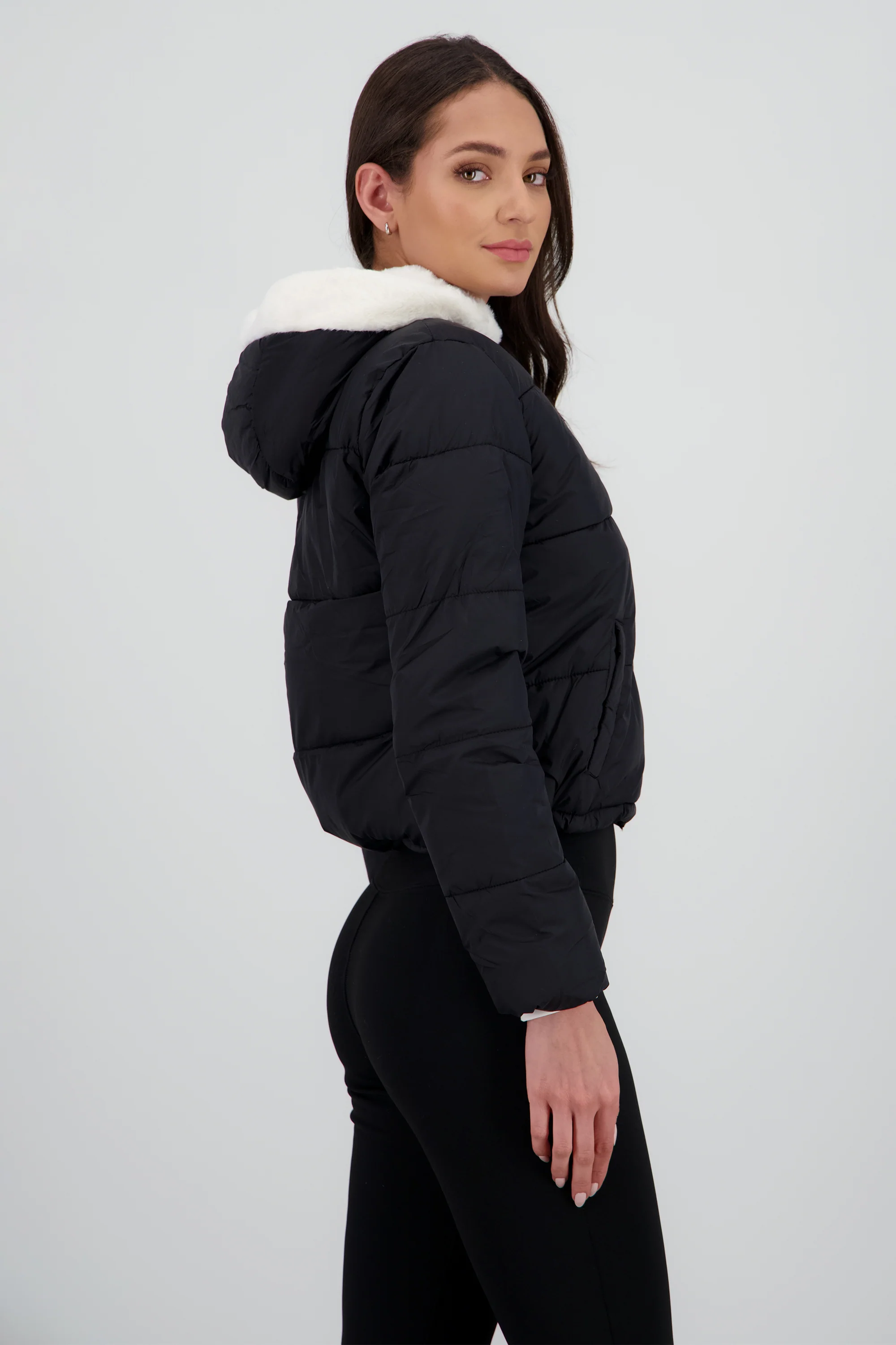 Puffer jacket con gorro peluche - Image 3