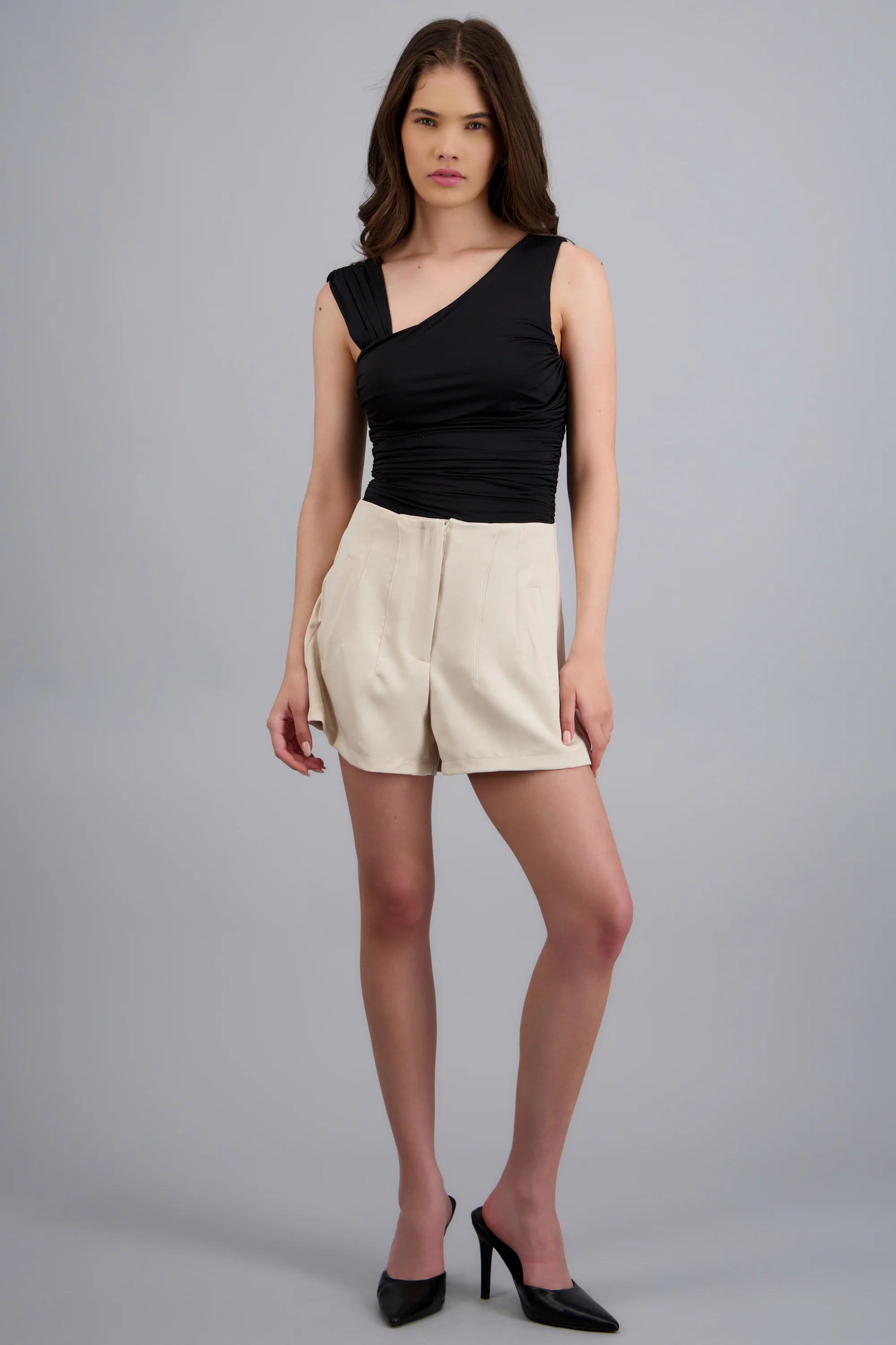 Short liso detalle pinzas