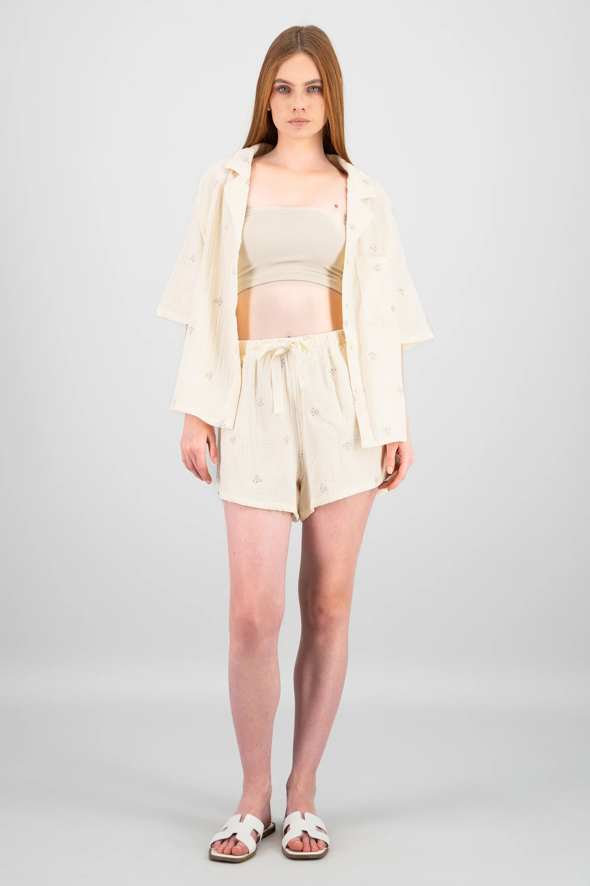 Shorts lisos con mini flores bordadas