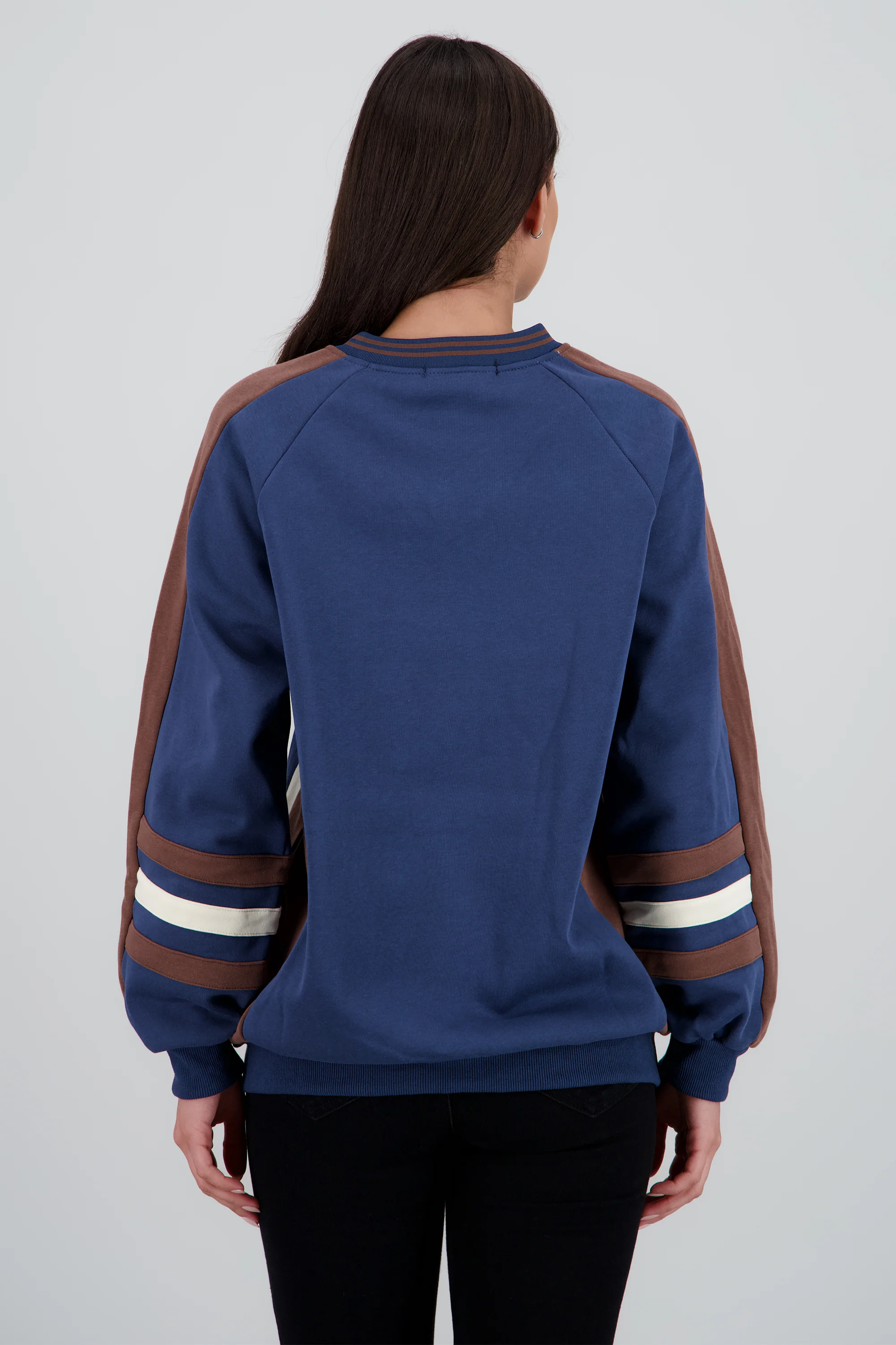 Sudadera detalle numero contraste - Image 4
