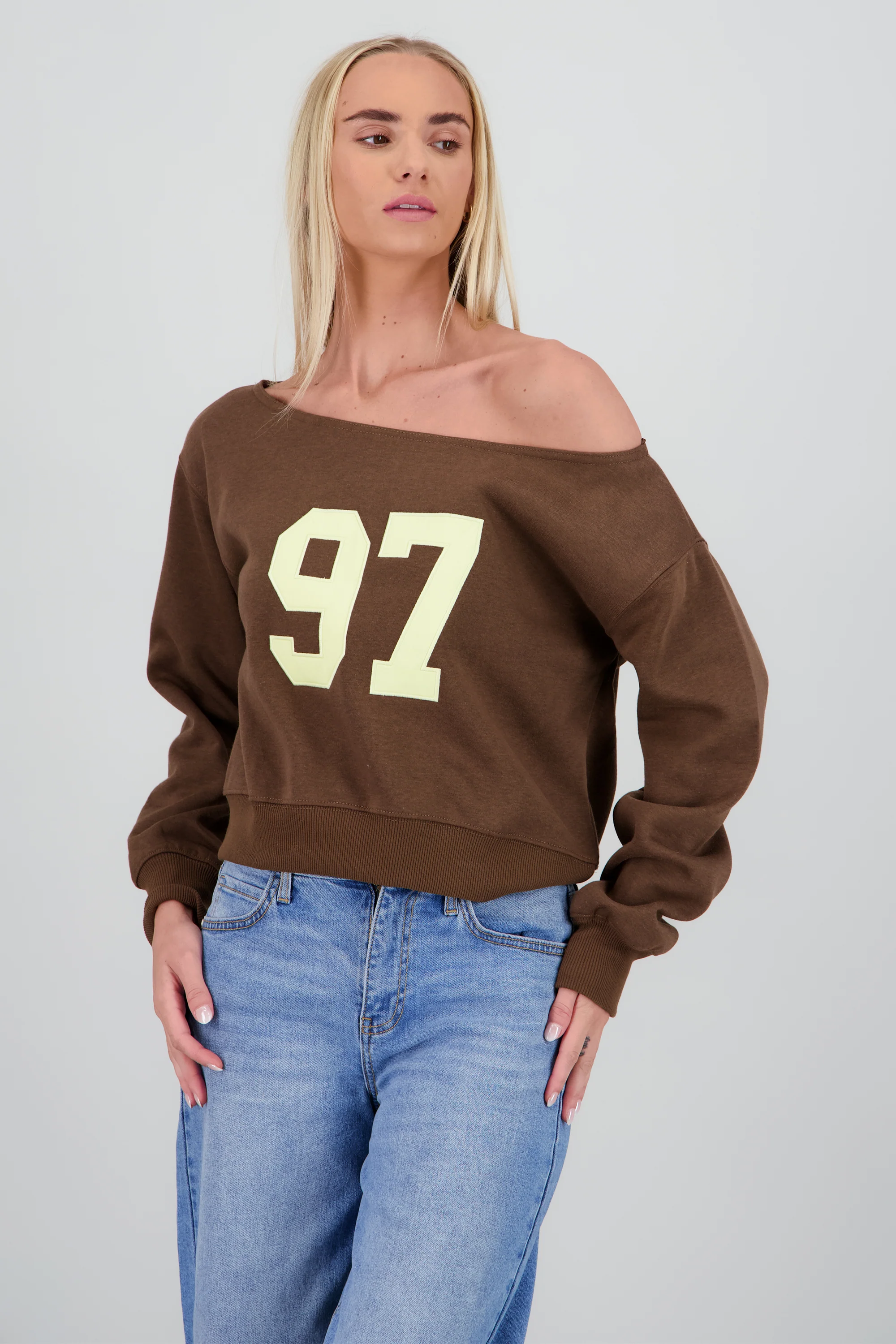 Sudadera off shoulder bordado numero - Image 2