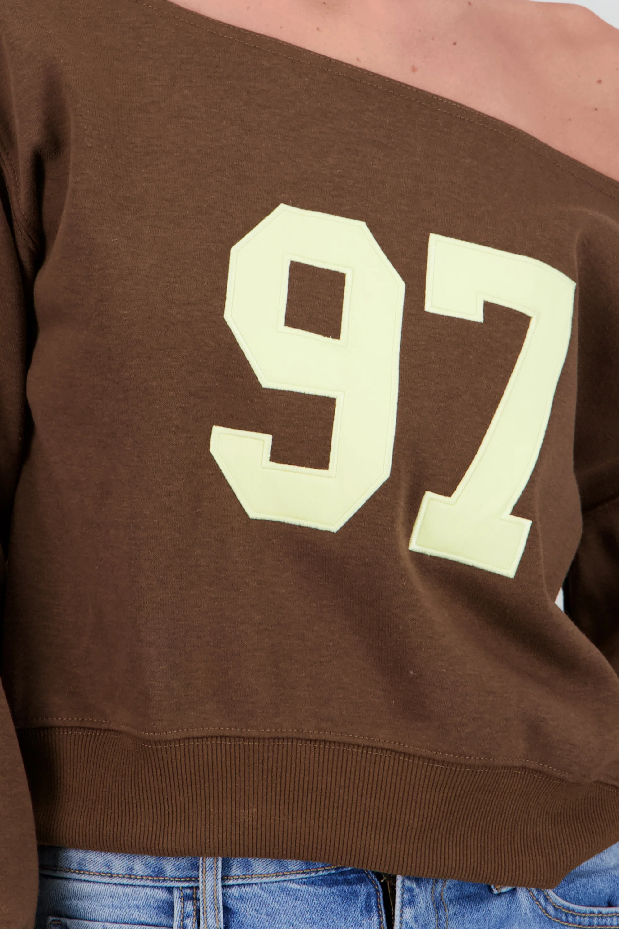Sudadera off shoulder bordado numero - Image 5