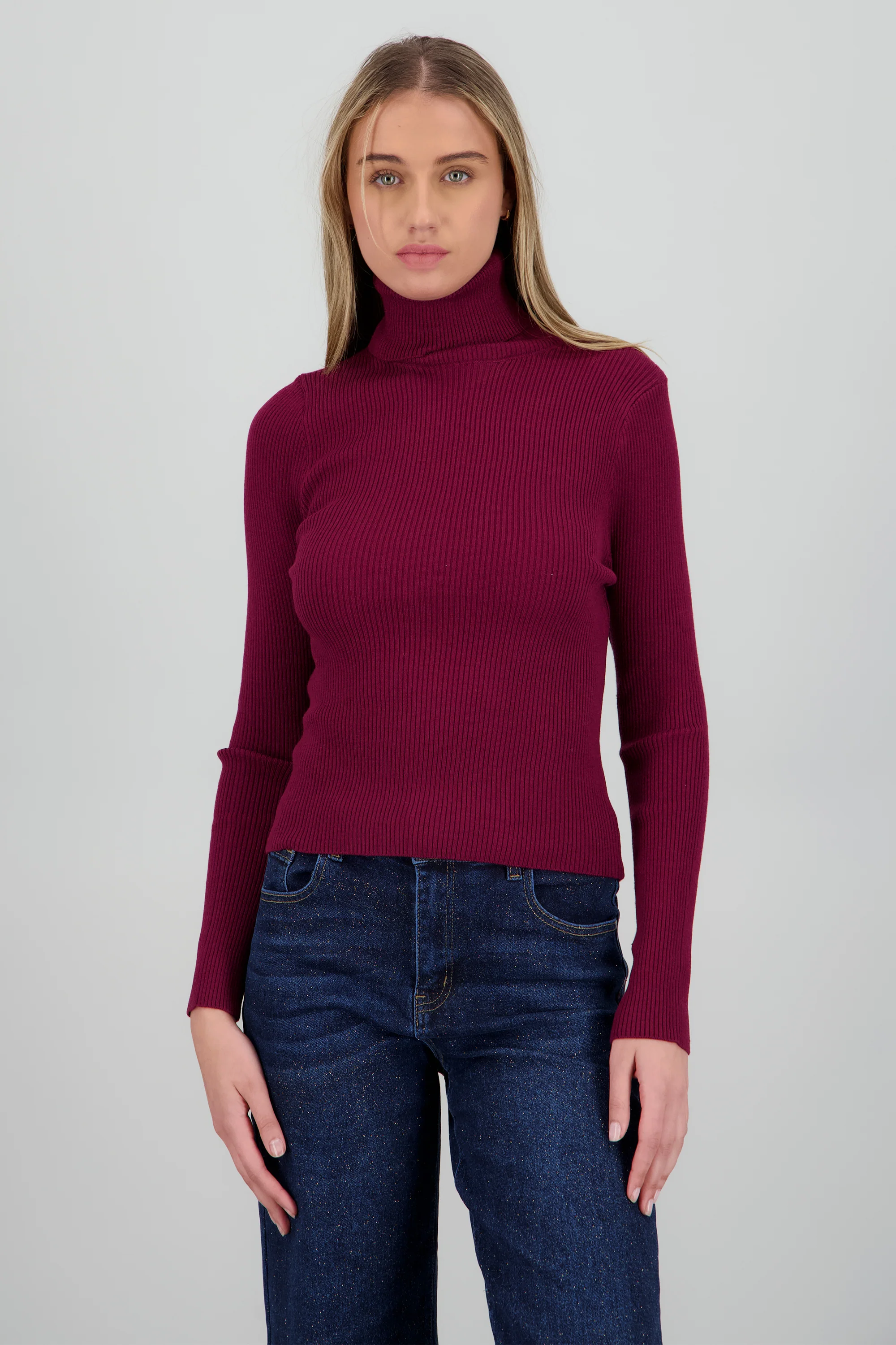 Sueter acanalado con cuello alto