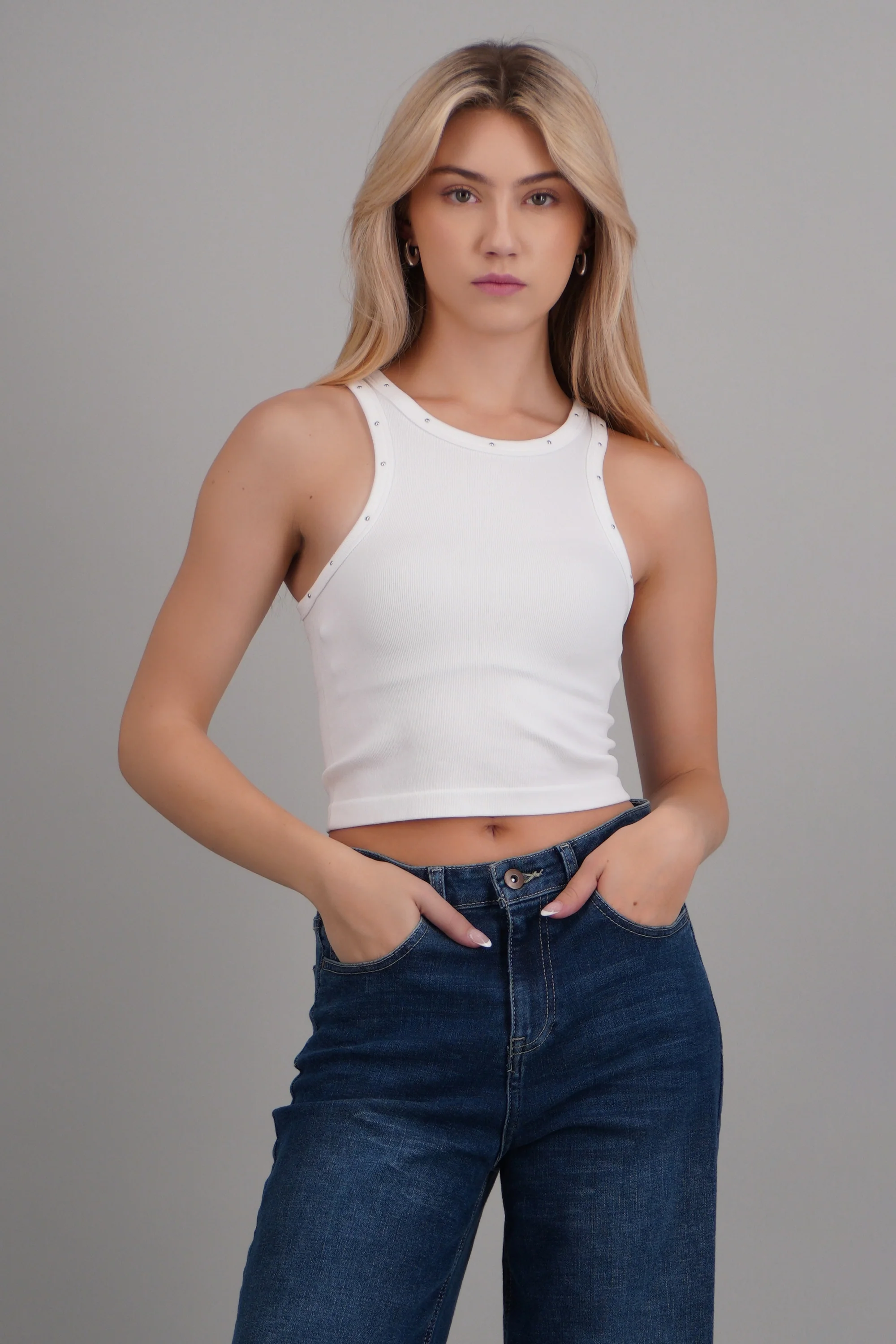 Tank top básica remaches