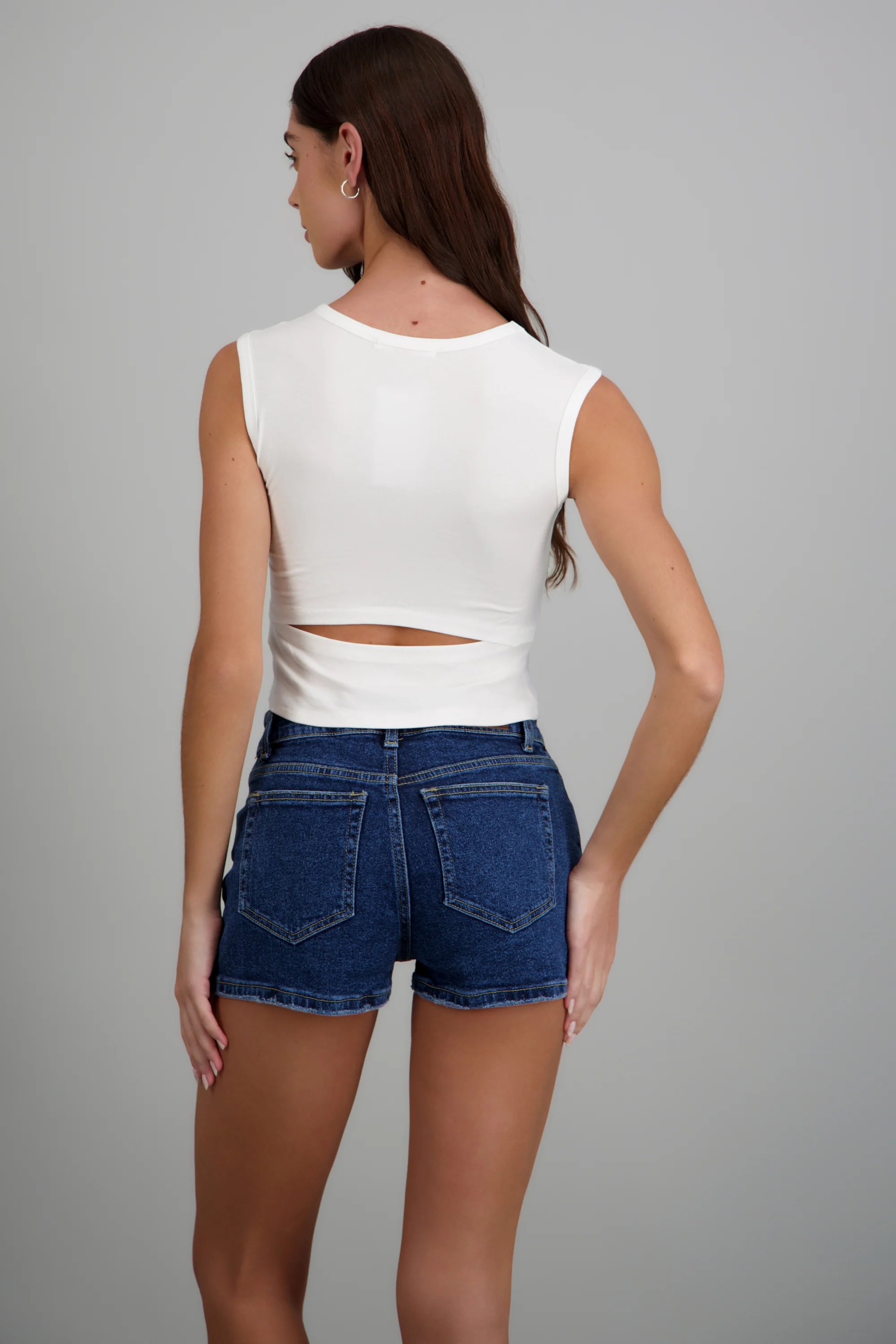 Tank top cuello redondo detalle copas - Image 4