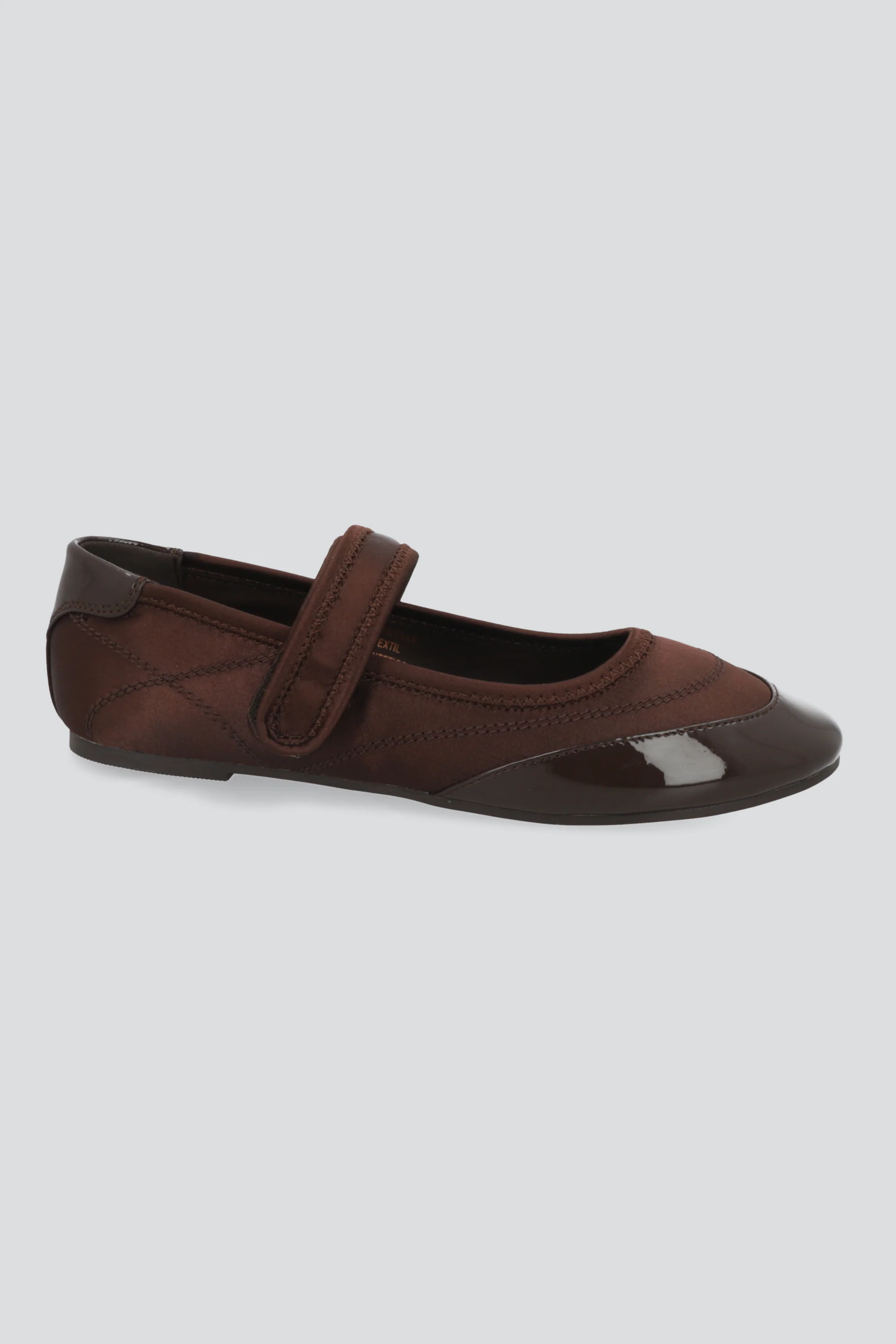 Tenis flat contraste satin y charol