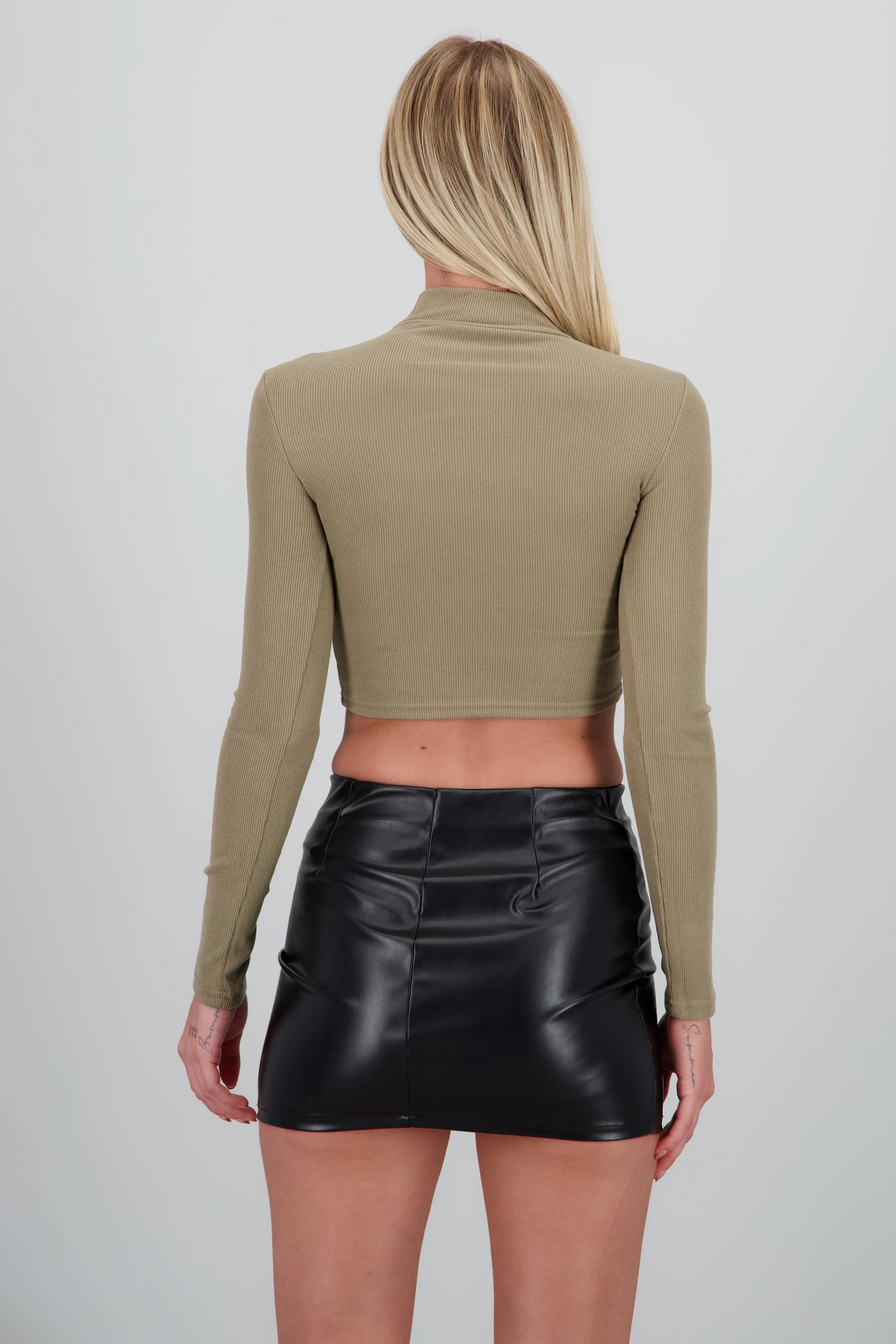 Top acanalado cut out liso - Image 4