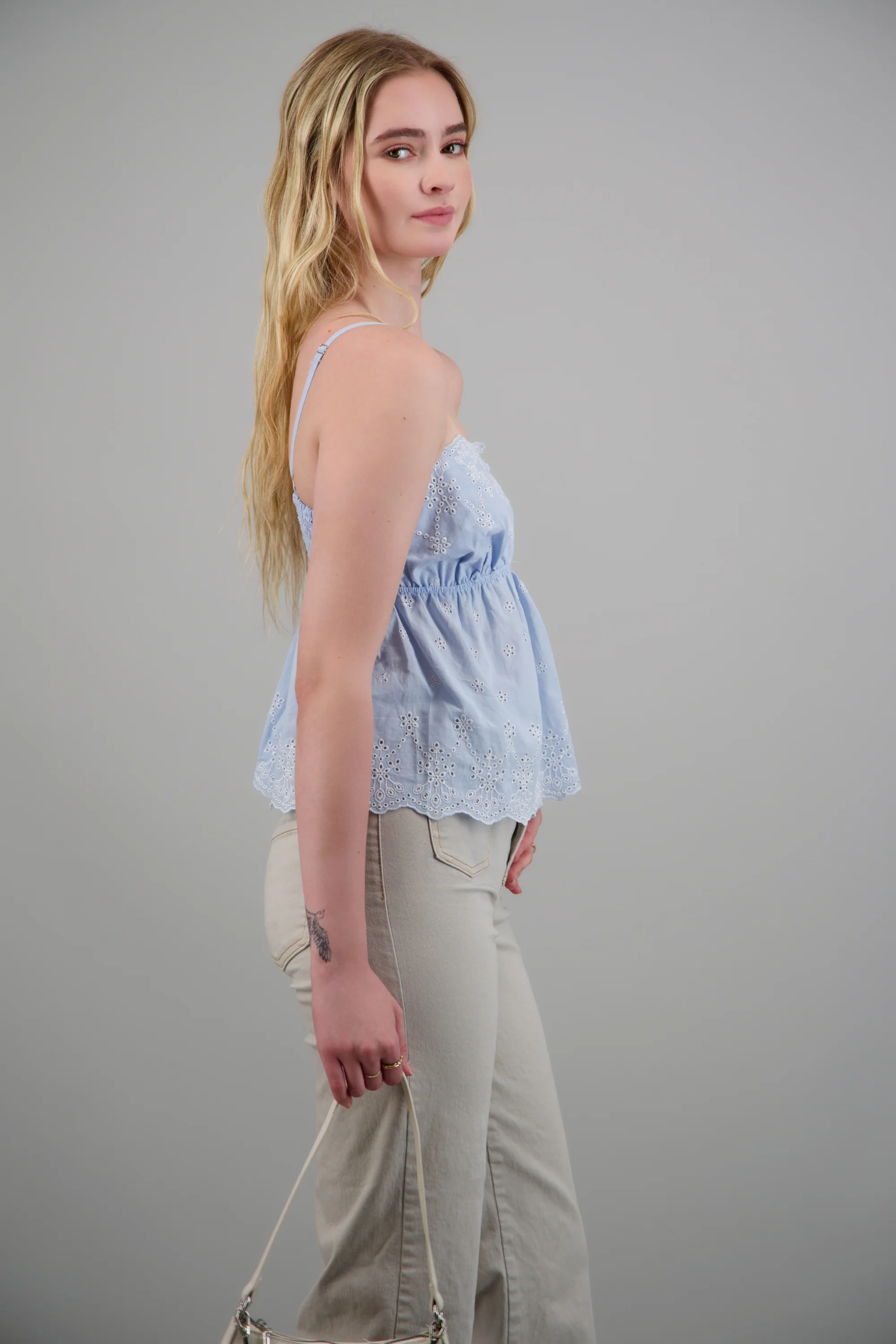 Top corto de tirantes detalle eyelet - Image 3