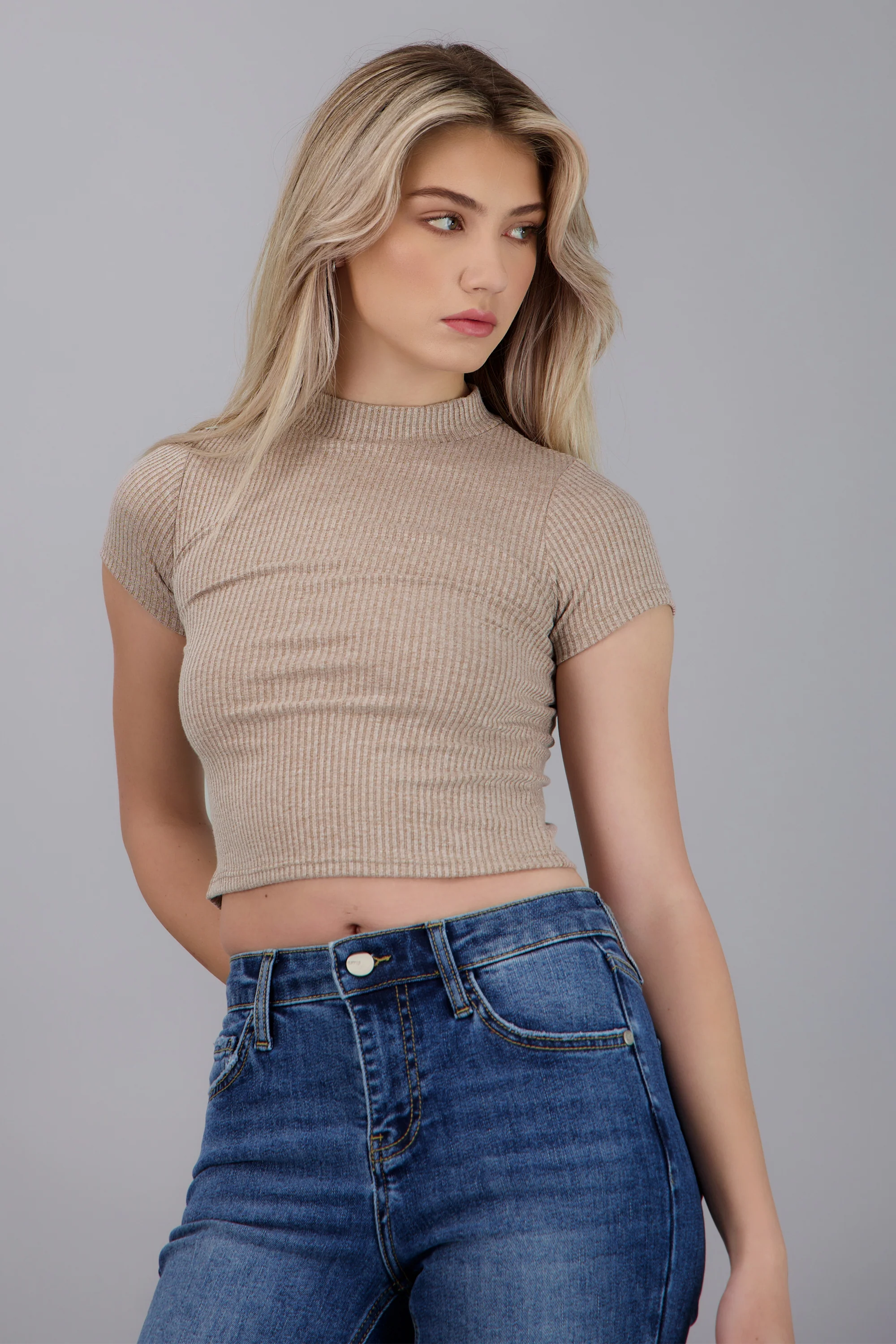 Top crop de rib manga corta con cuello alto - Image 2