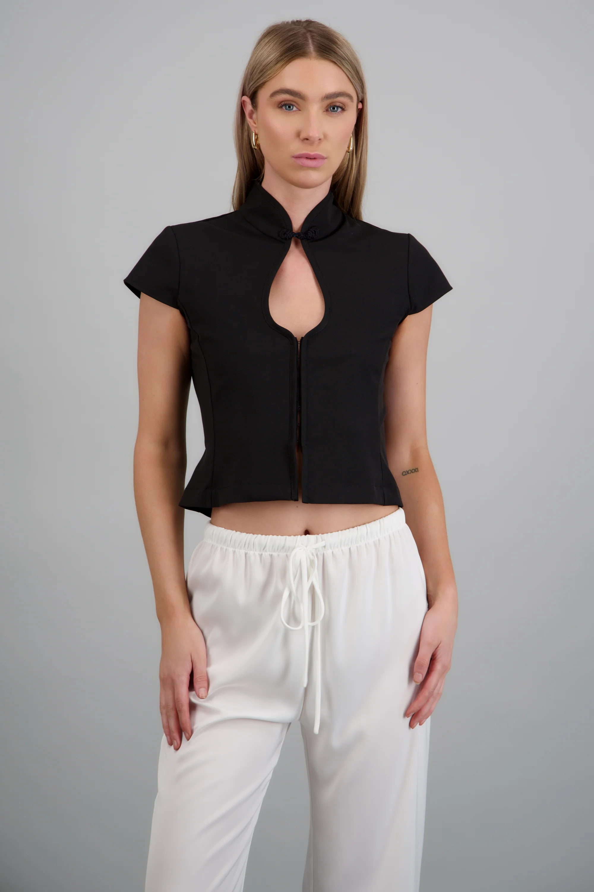 top cuello alto abertura escote