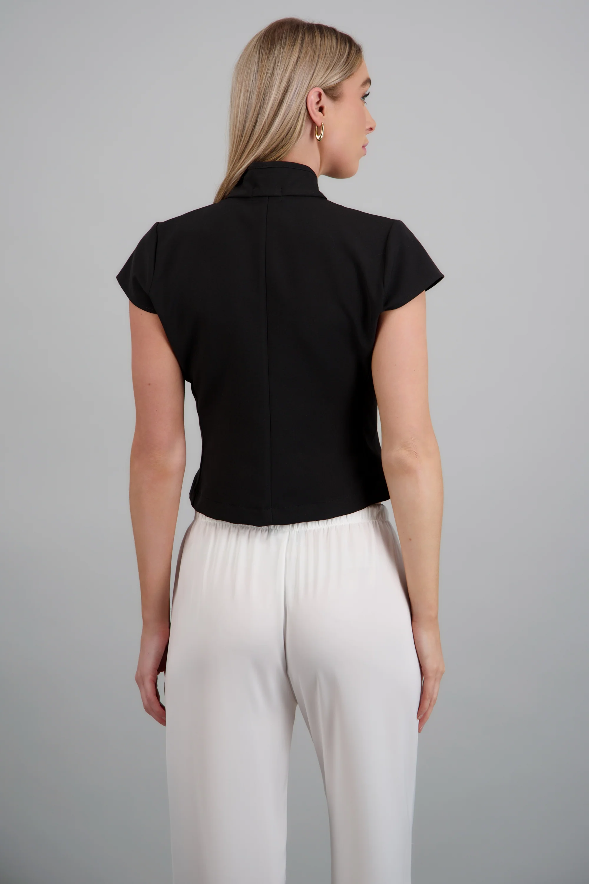 top cuello alto abertura escote - Image 4