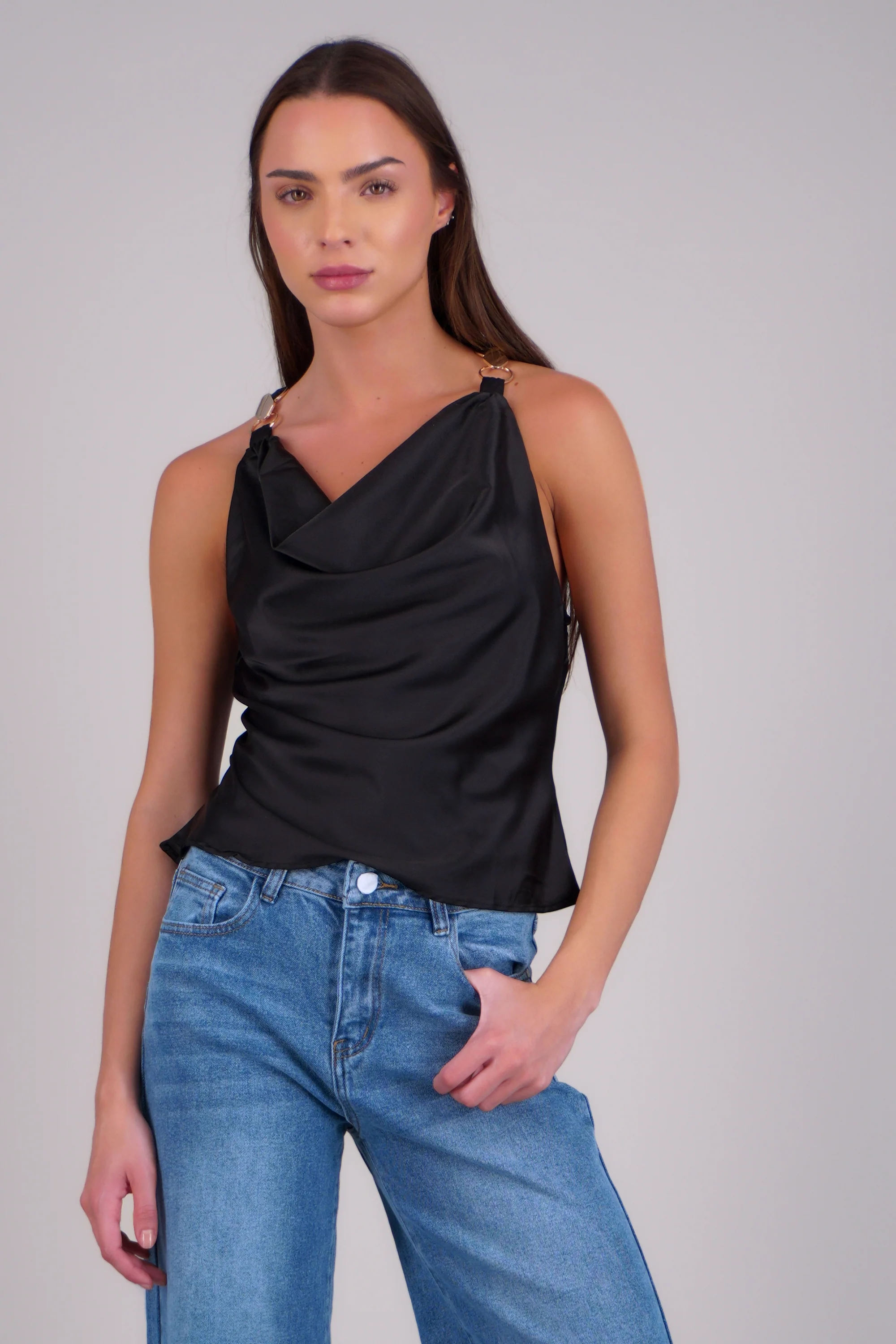 Top cuello cascada satin detalle hebillas