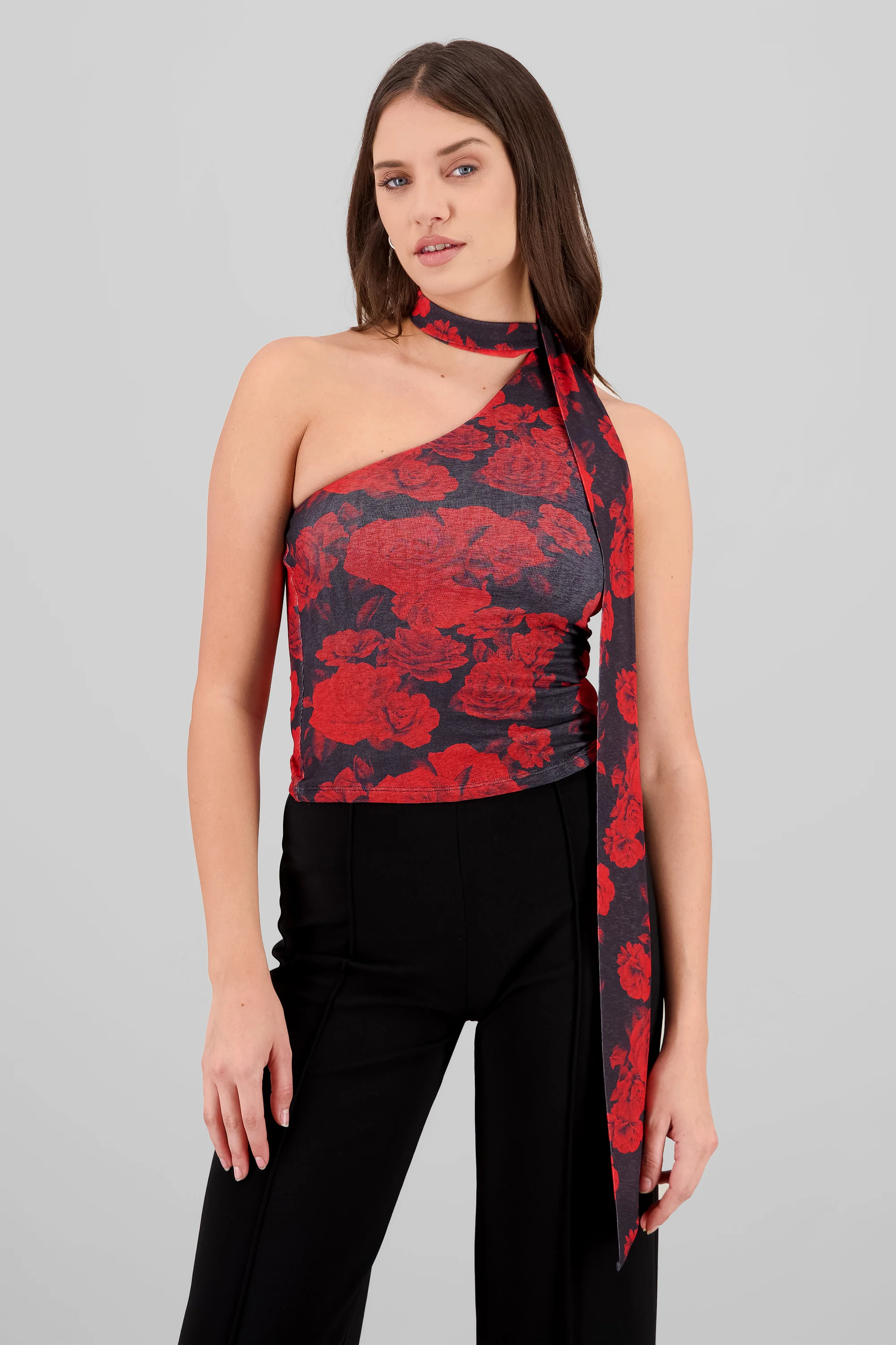 Top de rosas asimetrico con detalle en cuello