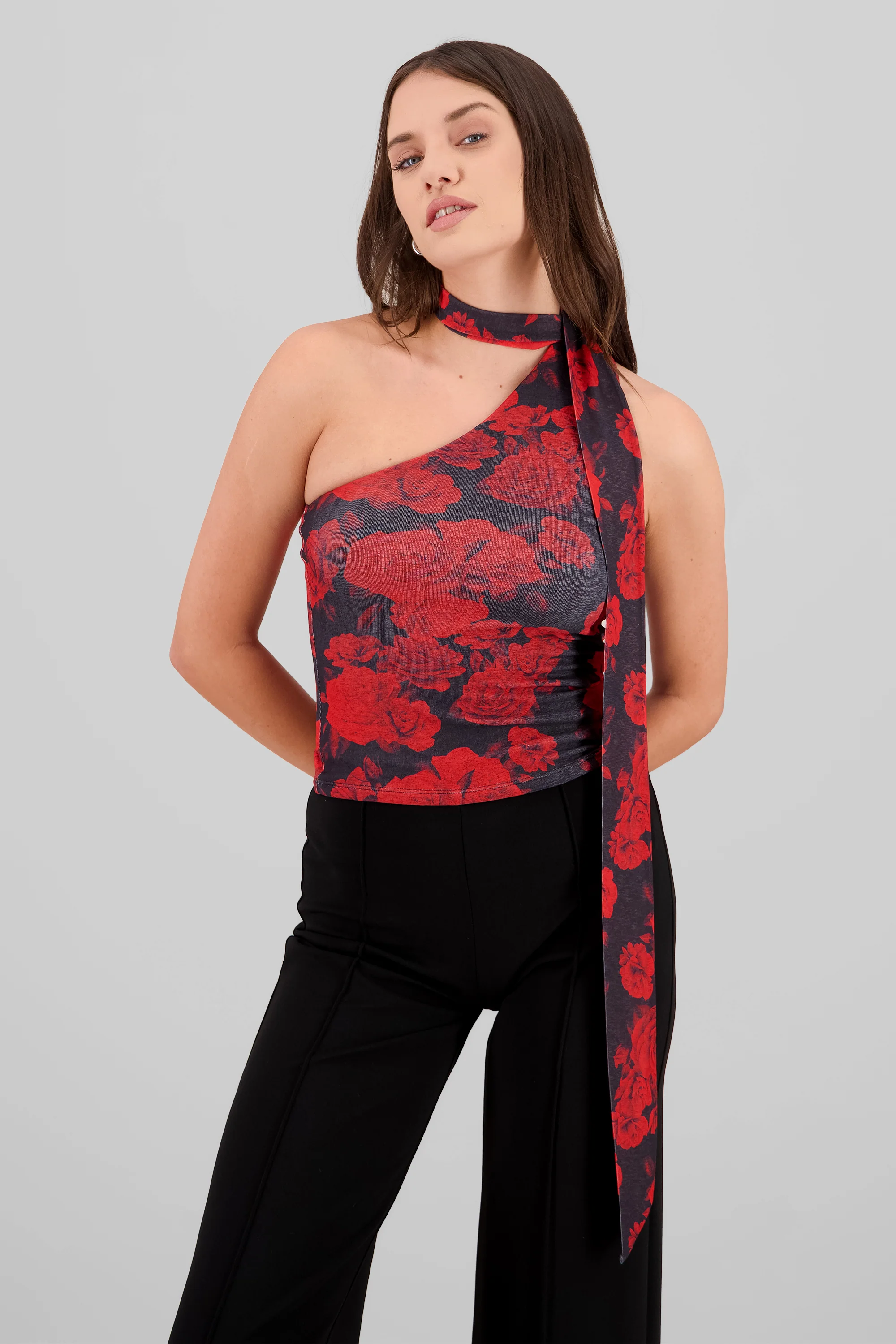 Top de rosas asimetrico con detalle en cuello - Image 2