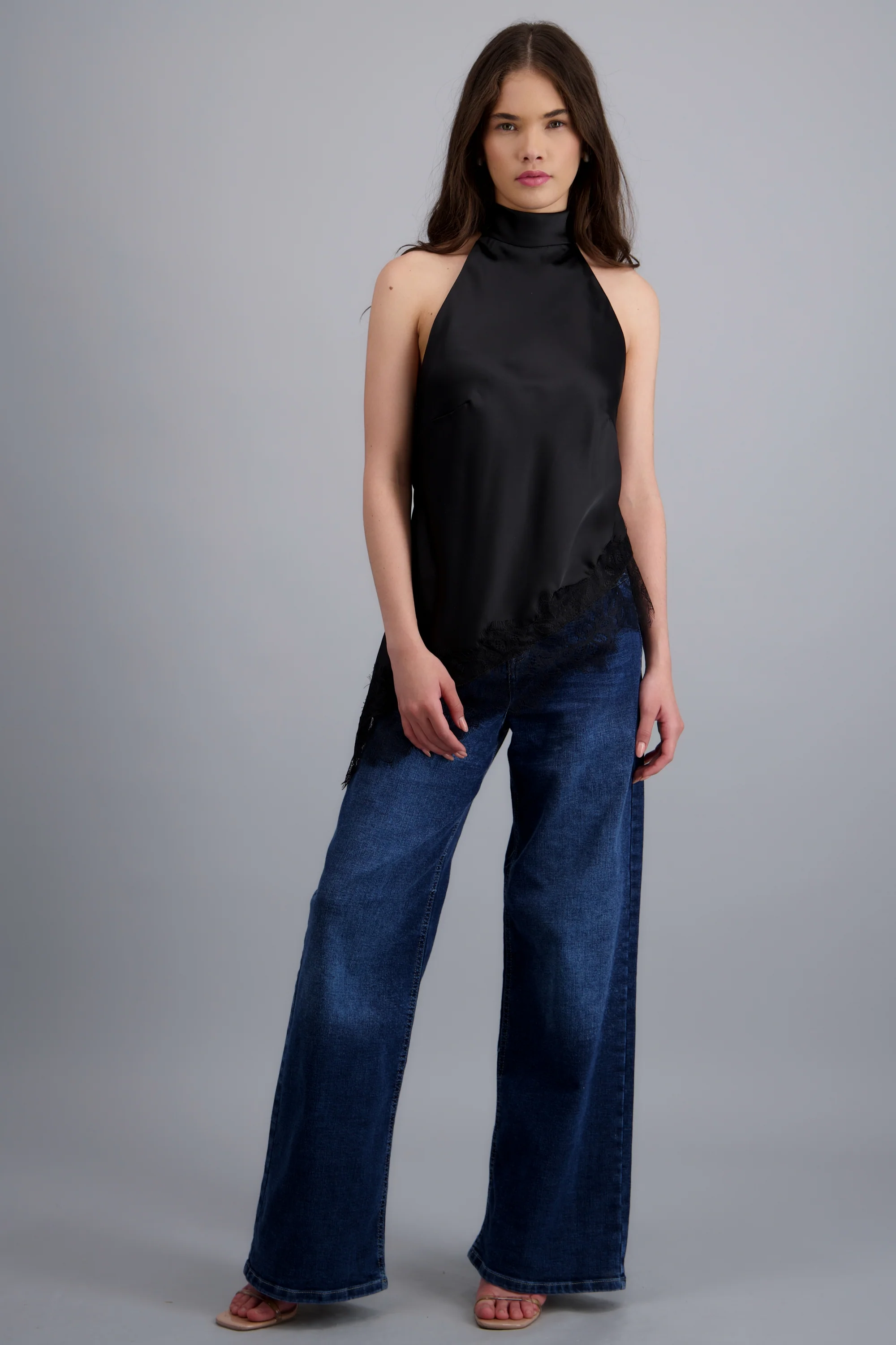 Top halter amarre satinado detalle encaje