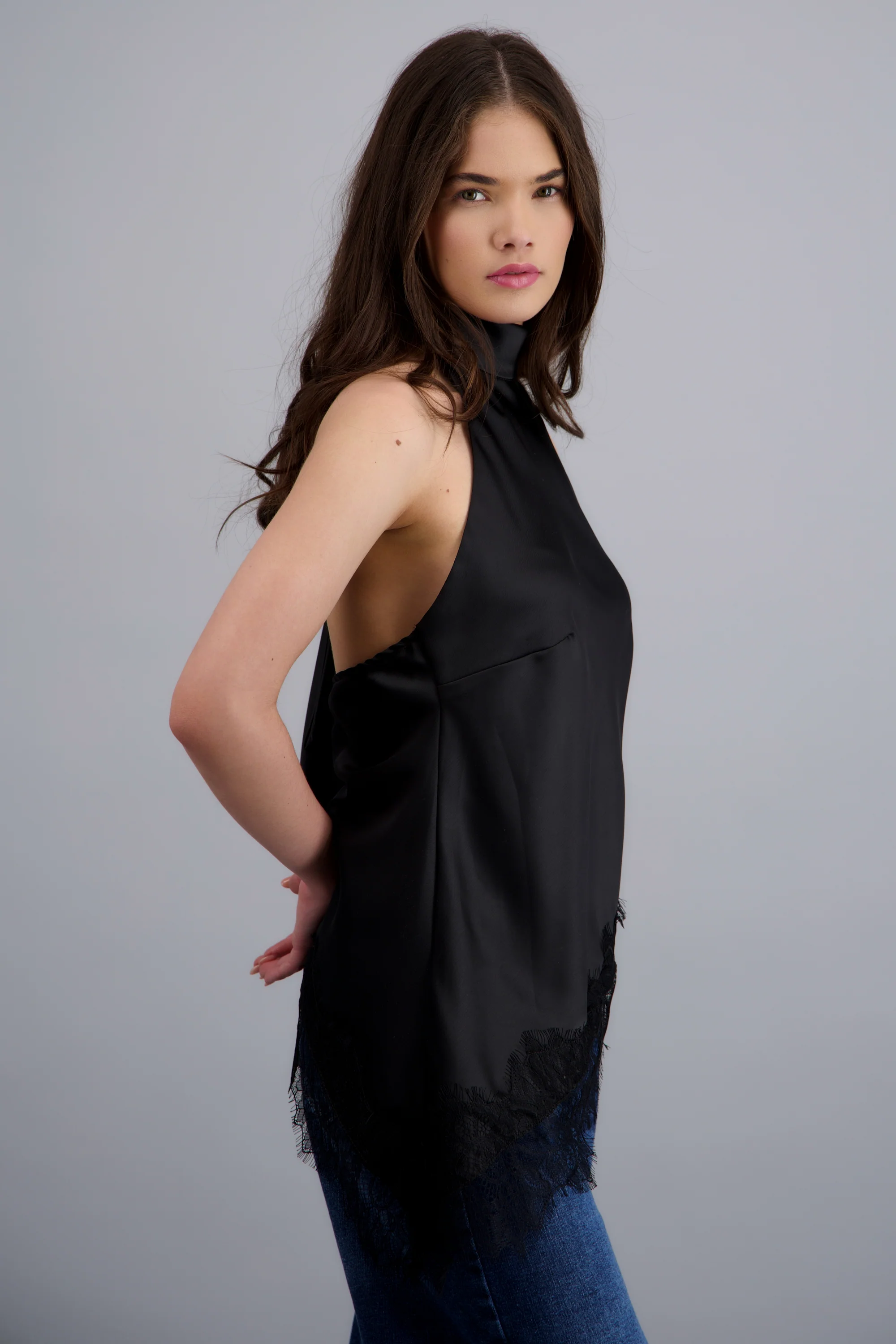 Top halter amarre satinado detalle encaje - Image 2