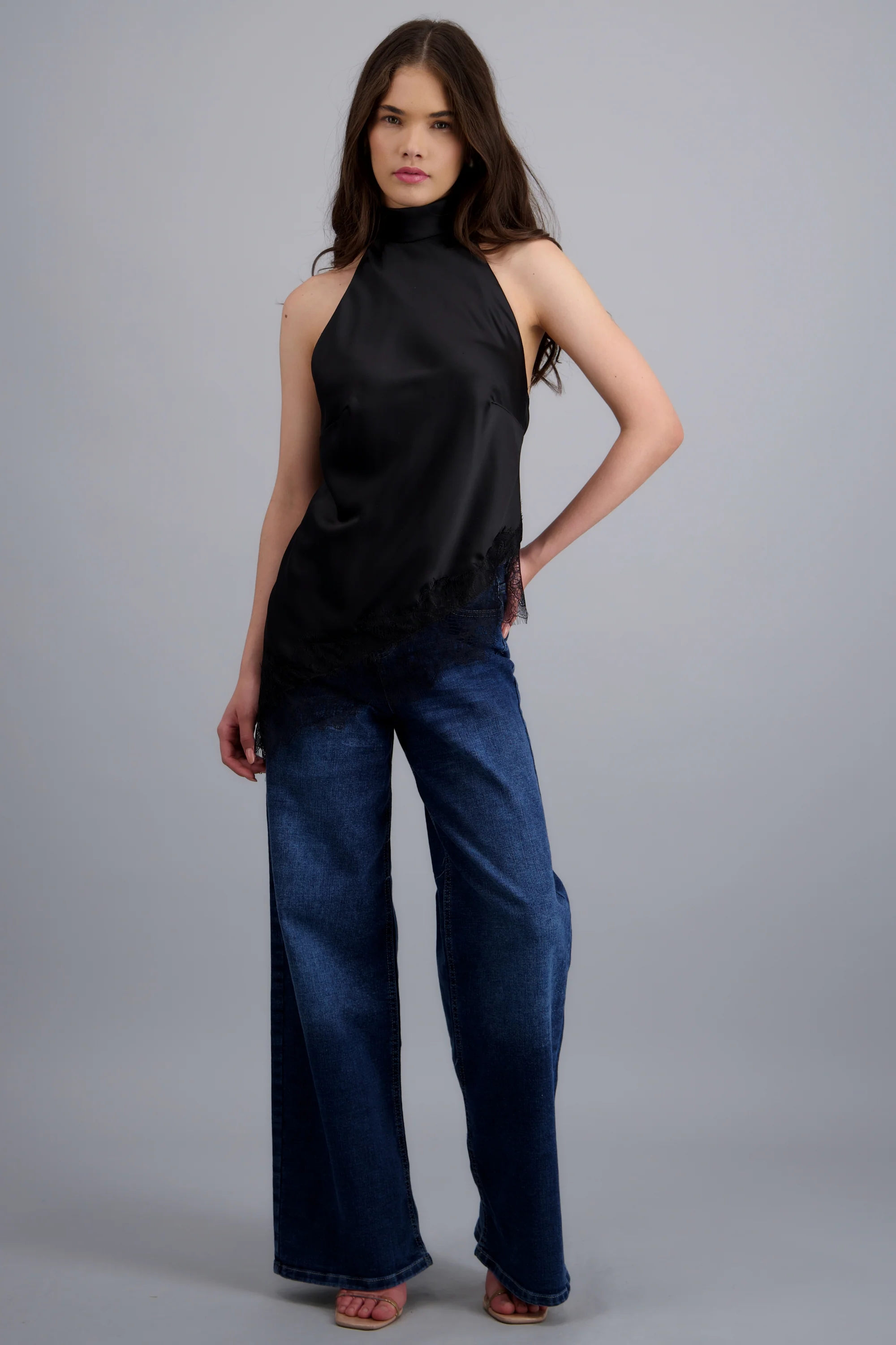 Top halter amarre satinado detalle encaje - Image 3