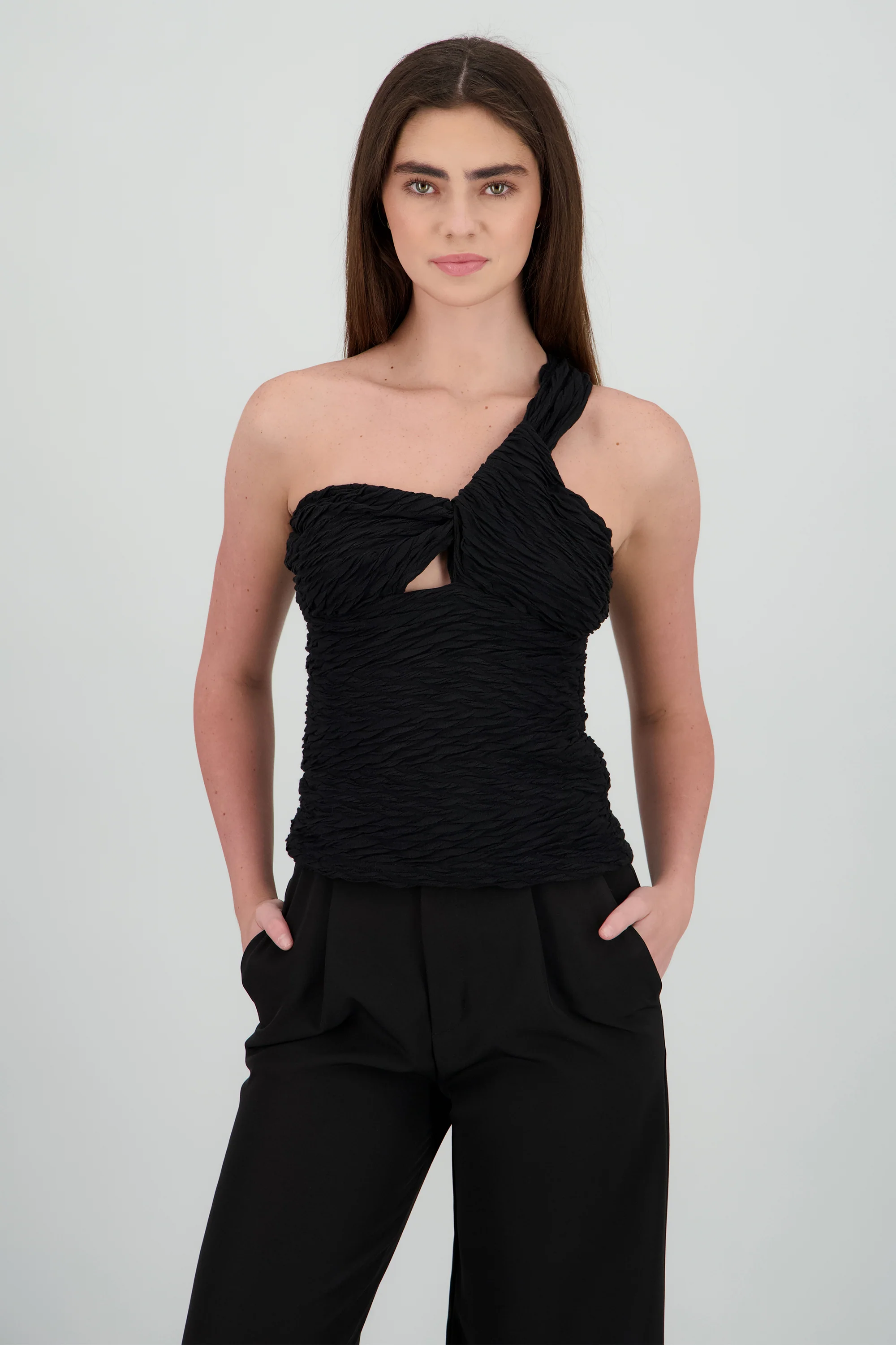 Top halter asimetrico con nudo