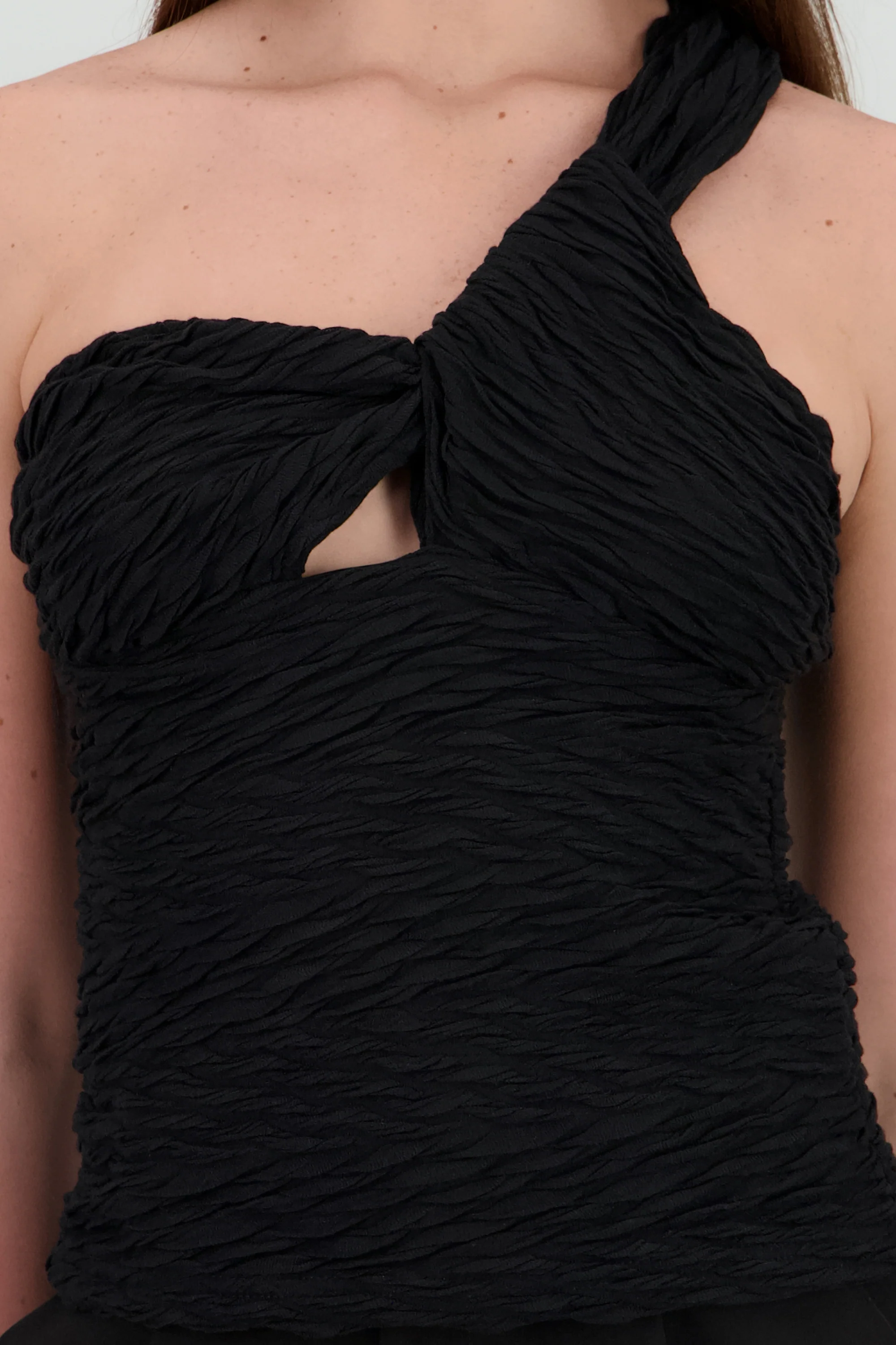 Top halter asimetrico con nudo - Image 5