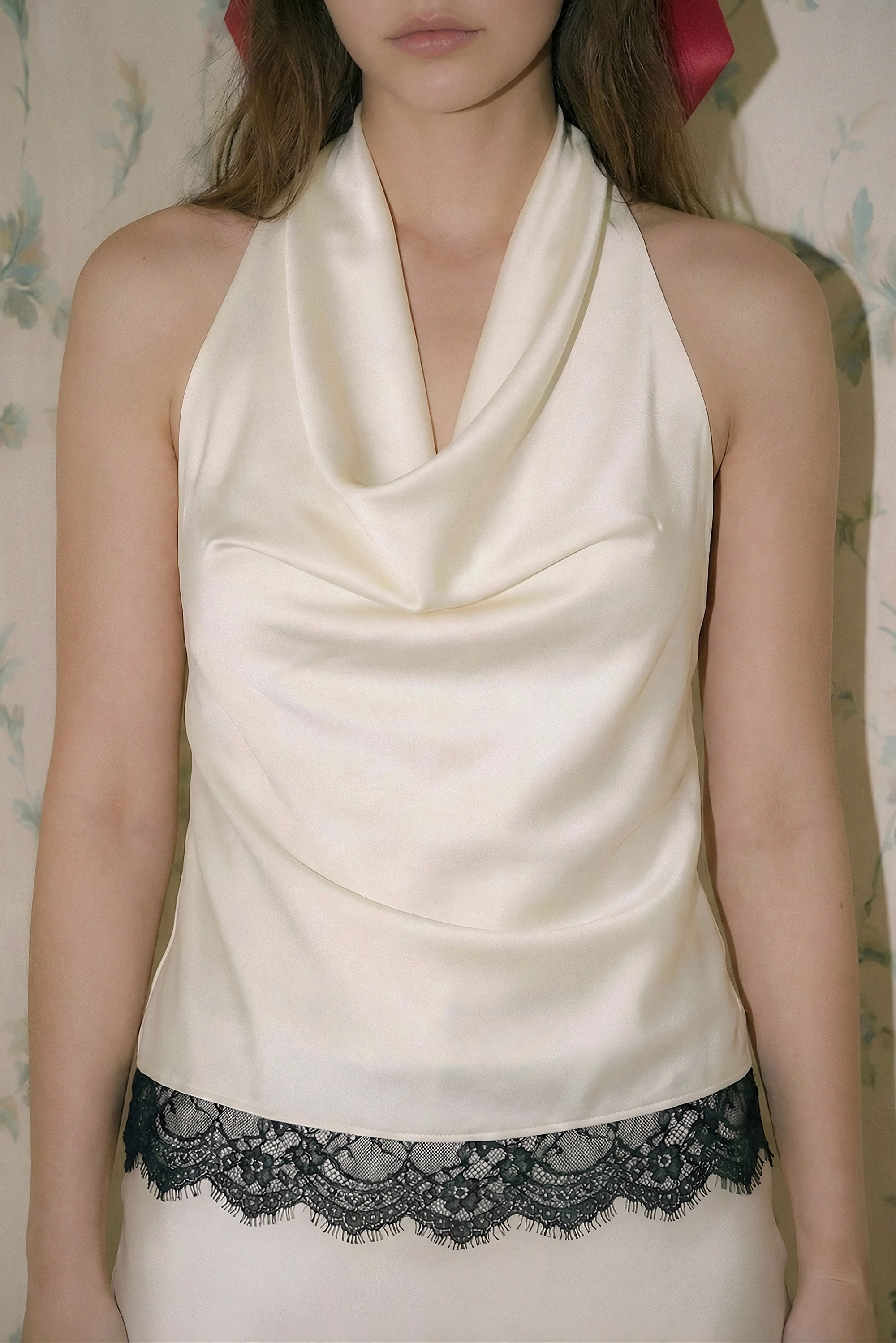 Top halter satinado con detalle de encaje