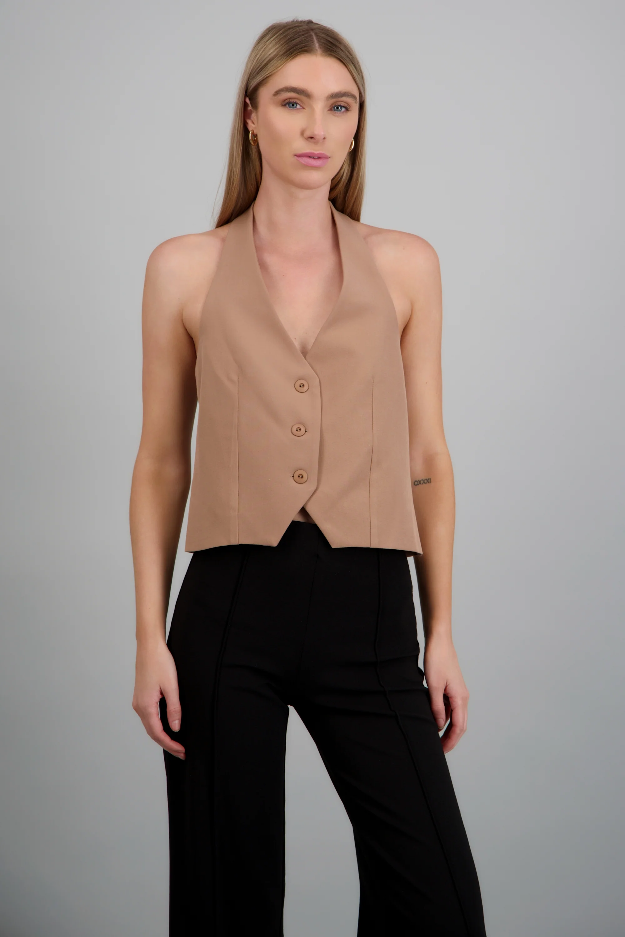 Top halter sin mangas detalle botones