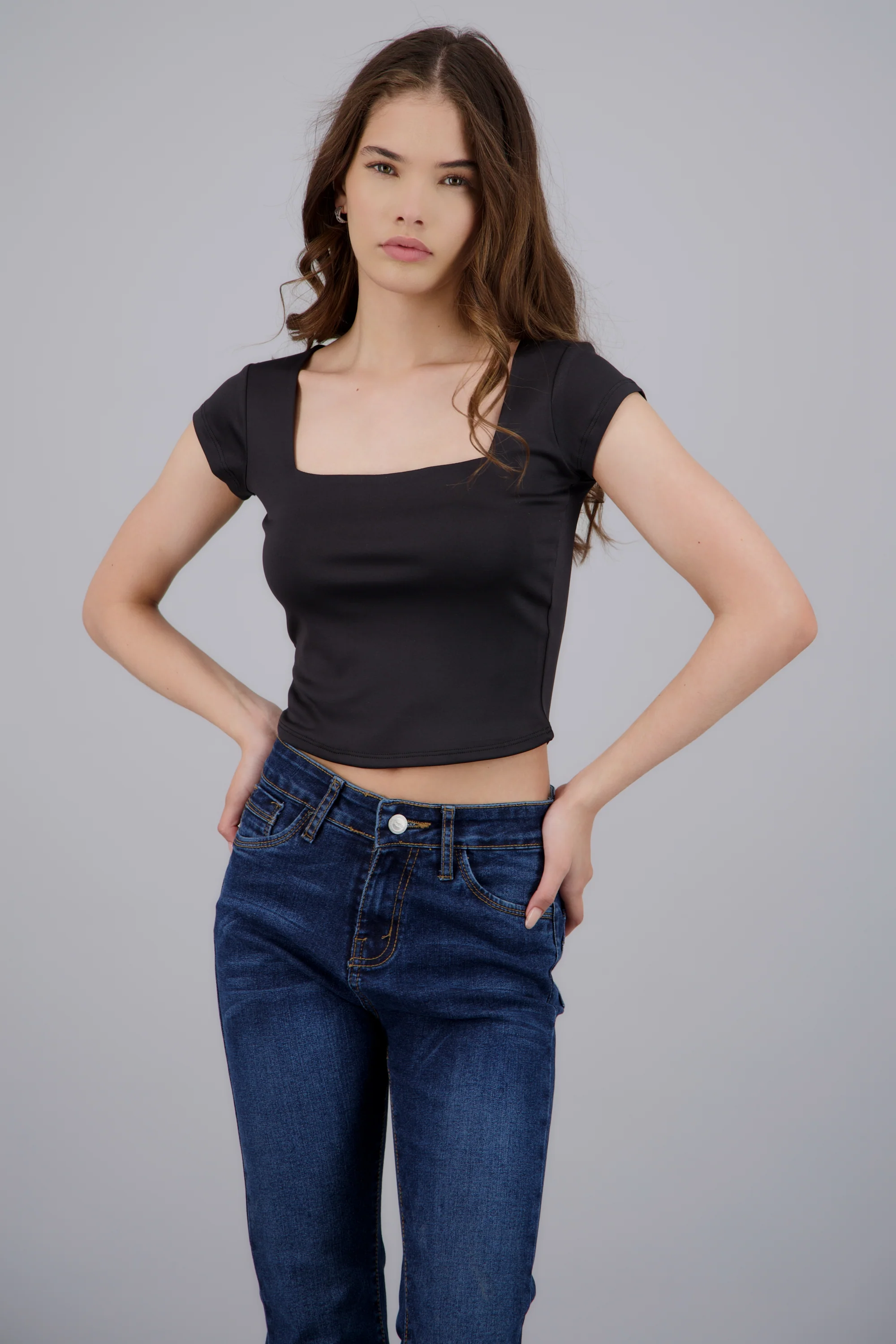 Top liso escote cuadrado manga corta