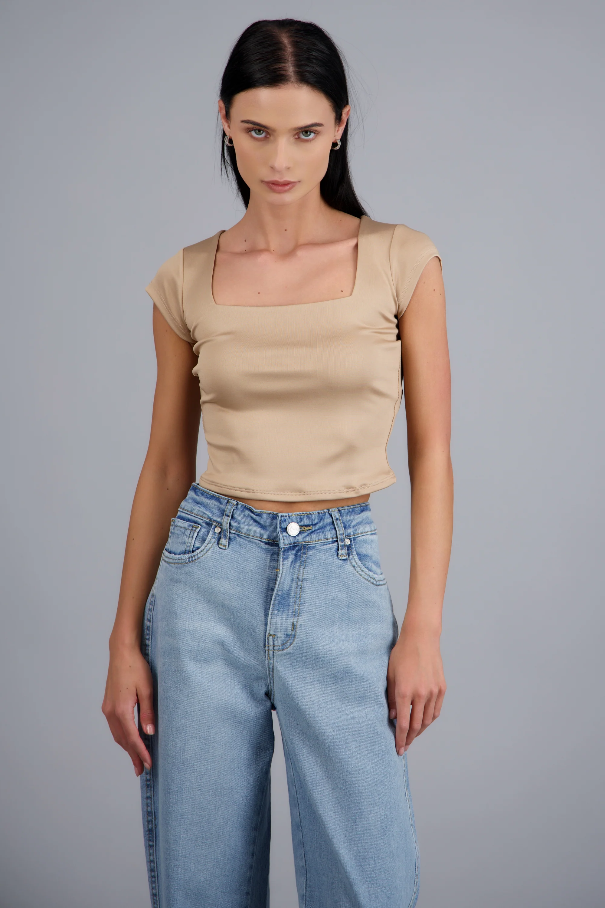 Top liso escote cuadrado manga corta
