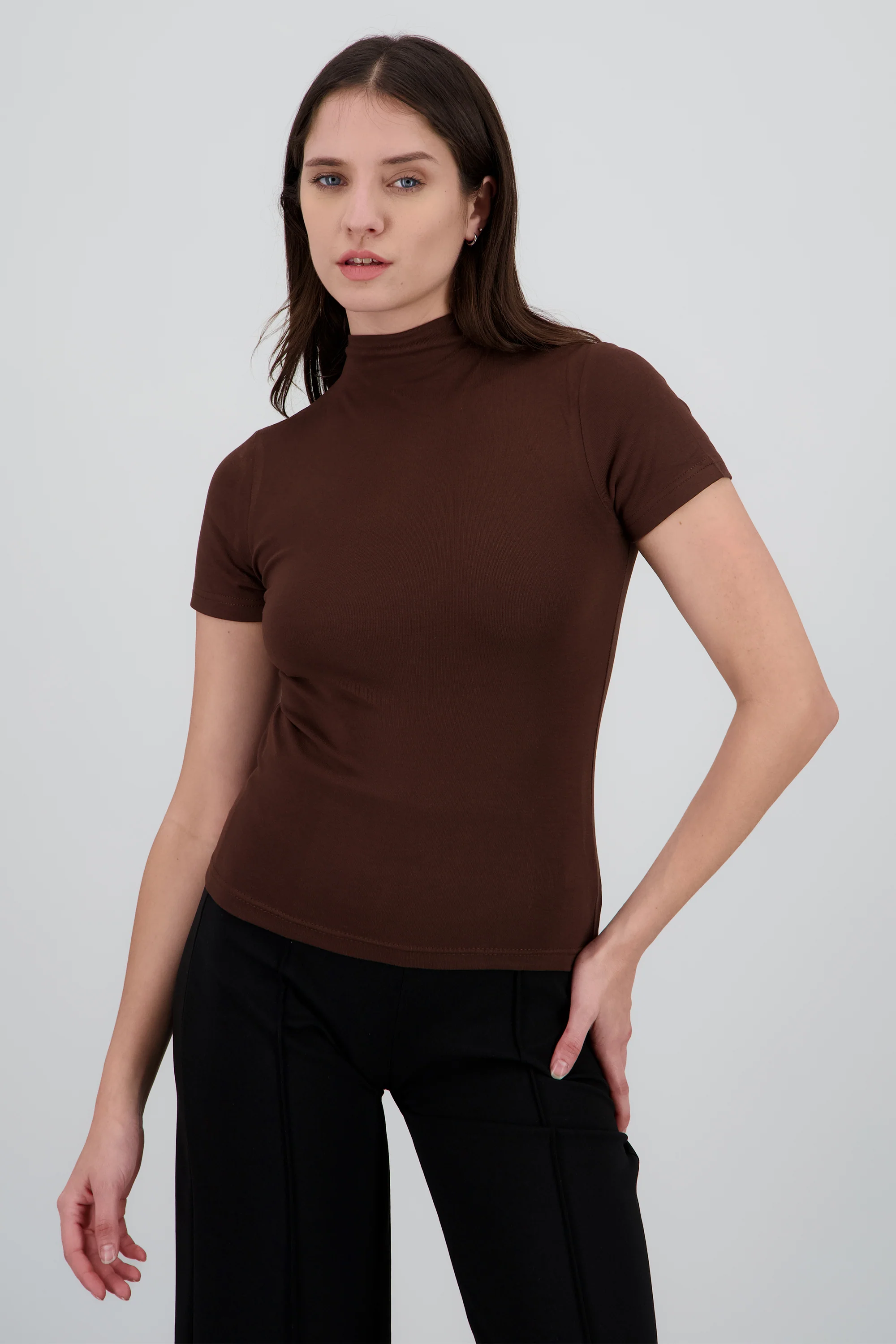 Top manga corta liso cuello alto